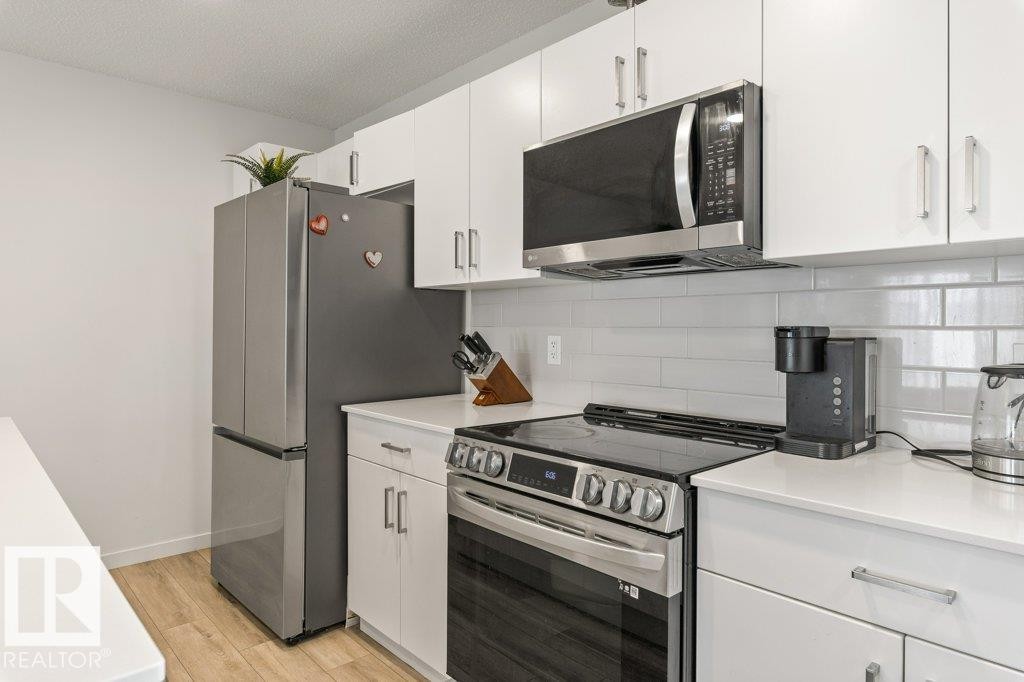 24 Jensen Gate, St. Albert, AB - Indoor Photo Showing Kitchen