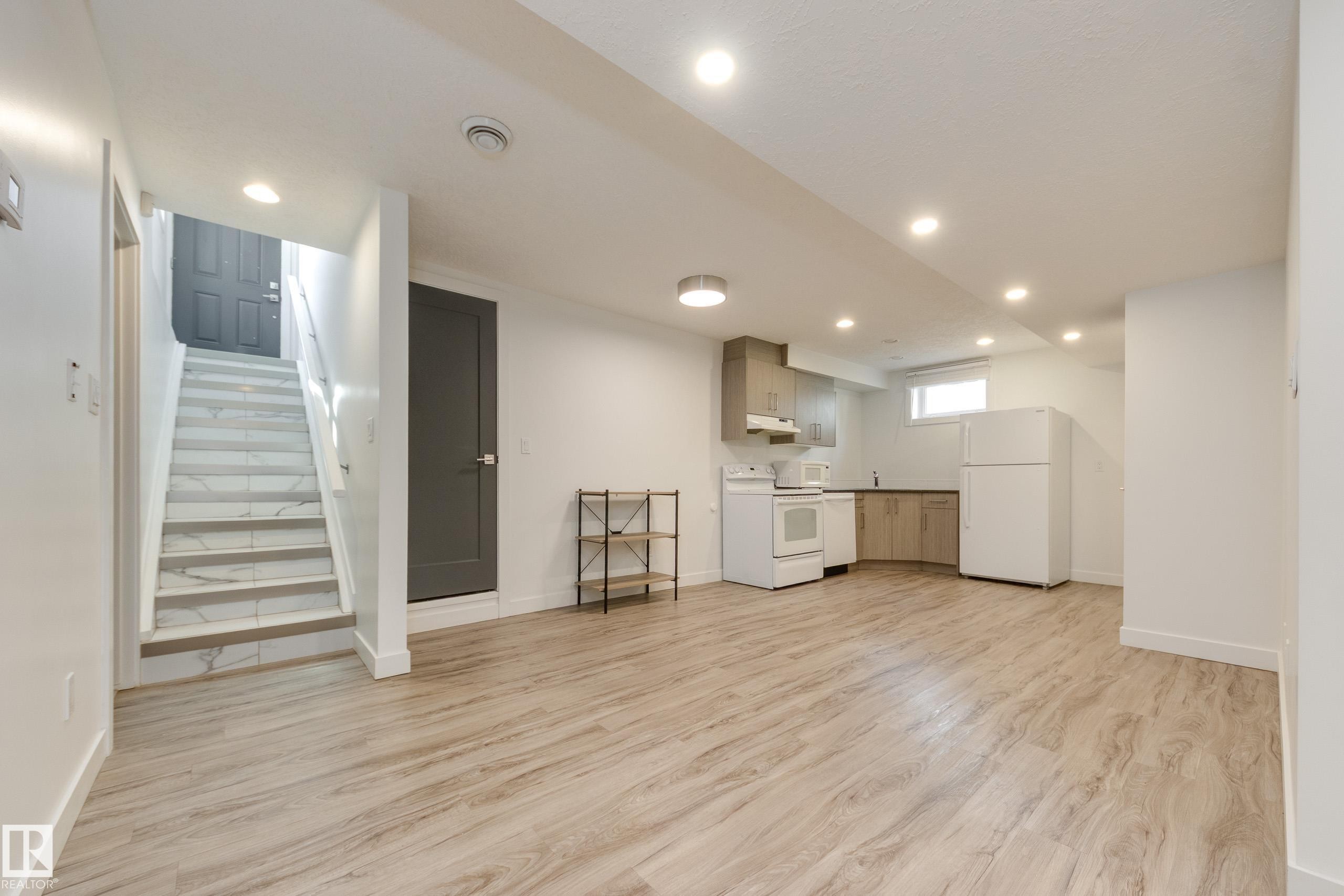 13112 90 Street Nw, Edmonton, AB - Indoor