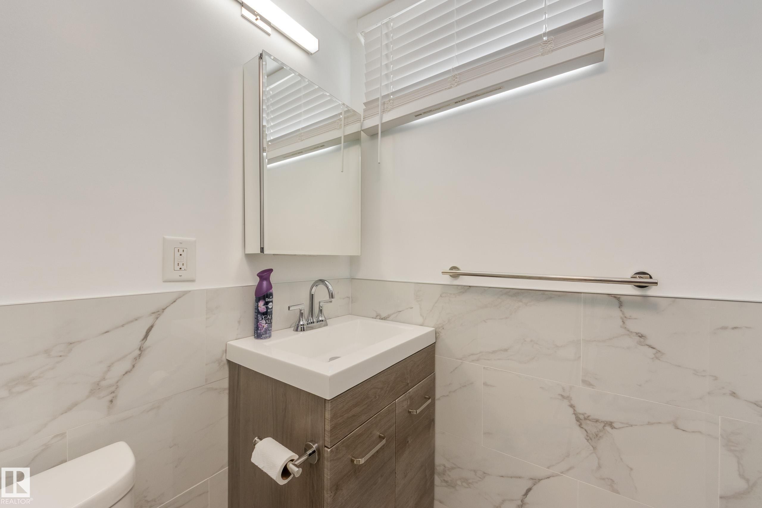 13112 90 Street Nw, Edmonton, AB - Indoor Photo Showing Bathroom