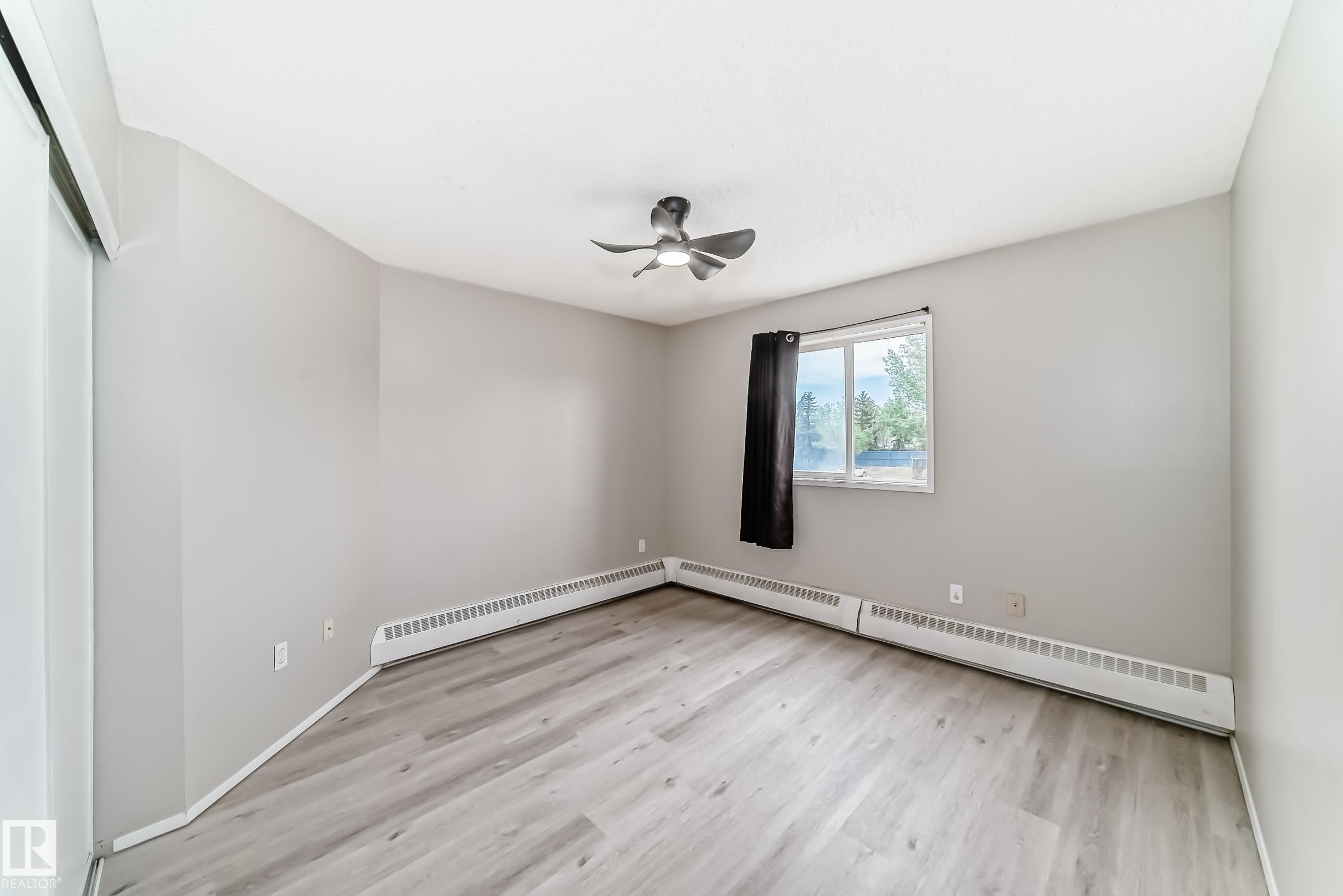 2508 50 Street Nw, Edmonton, AB - Indoor Photo Showing Other Room