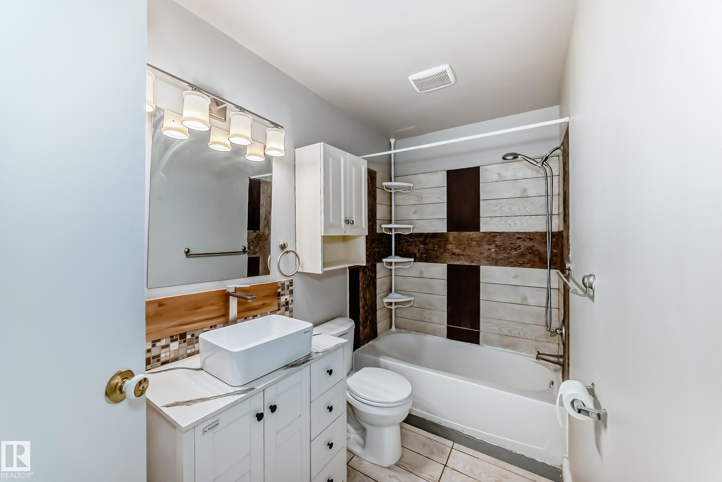 2508 50 Street Nw, Edmonton, AB - Indoor Photo Showing Bathroom