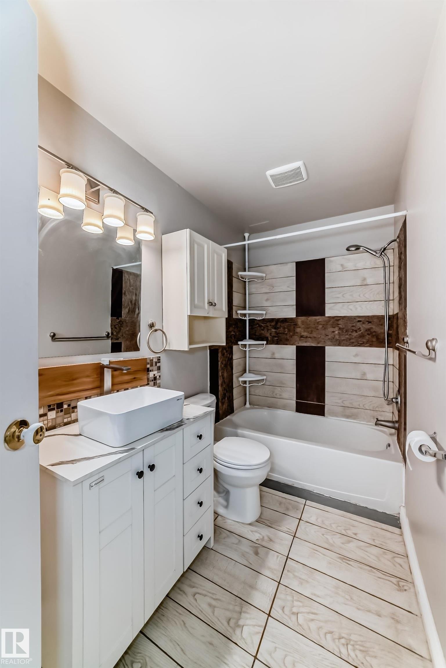 2508 50 Street Nw, Edmonton, AB - Indoor Photo Showing Bathroom