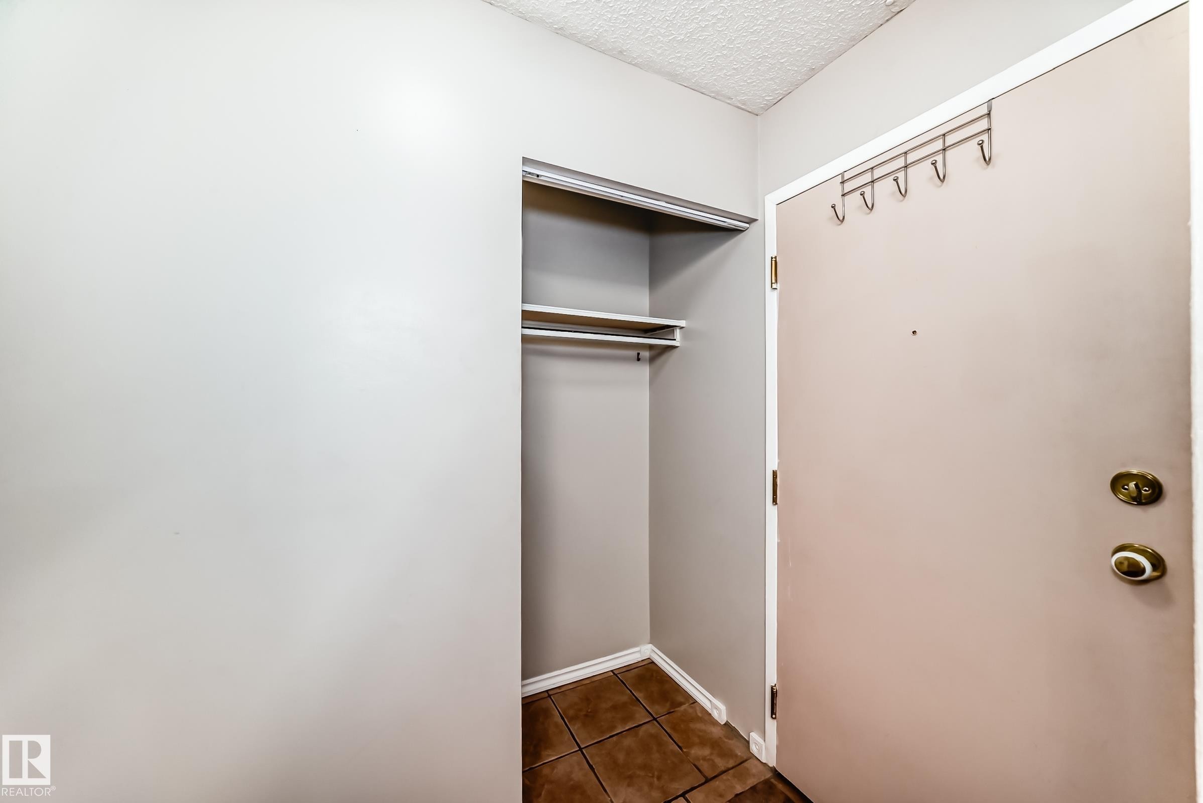 2508 50 Street Nw, Edmonton, AB - Indoor