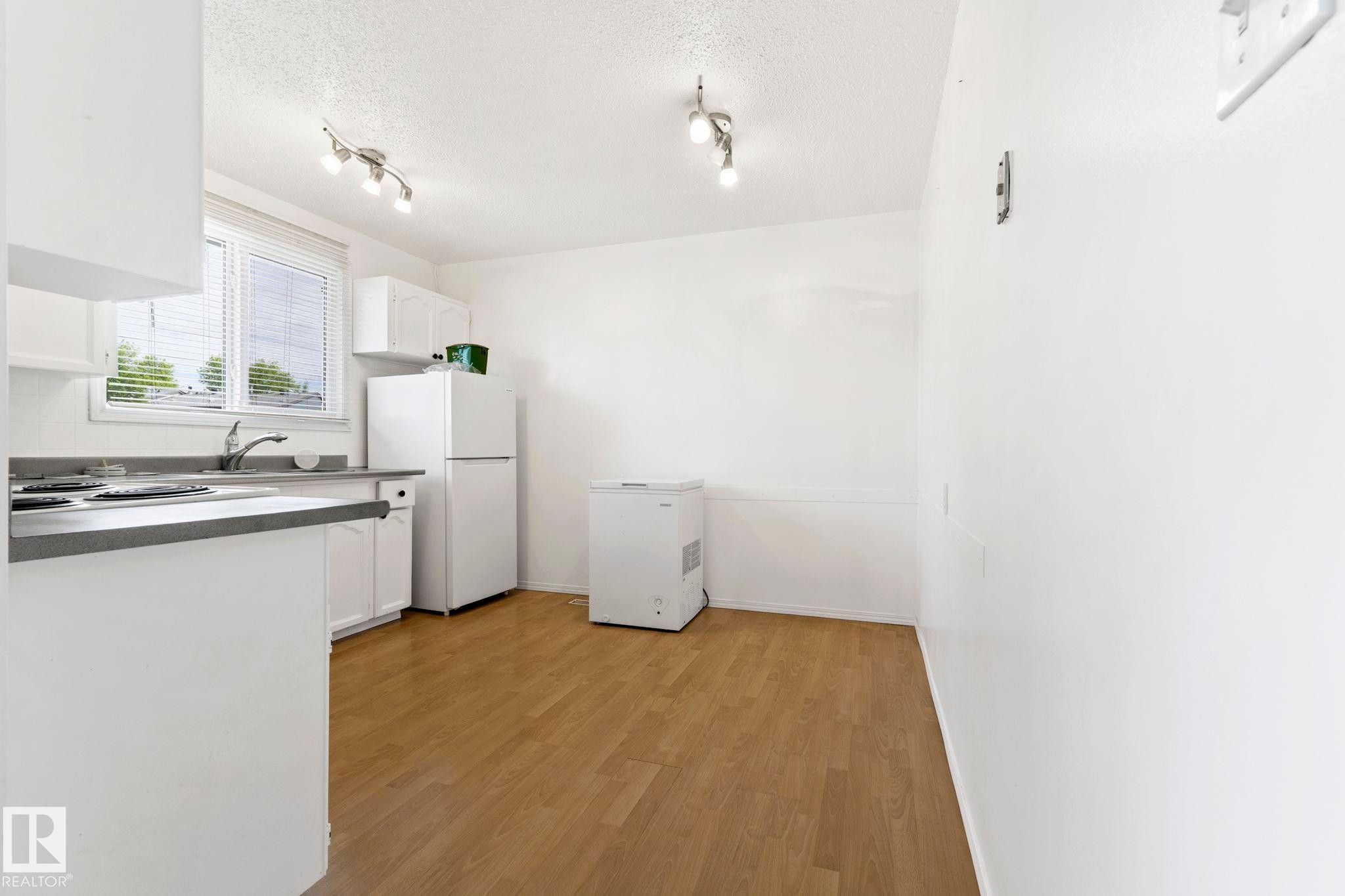 3122 142 Avenue Nw, Edmonton, AB - Indoor Photo Showing Kitchen