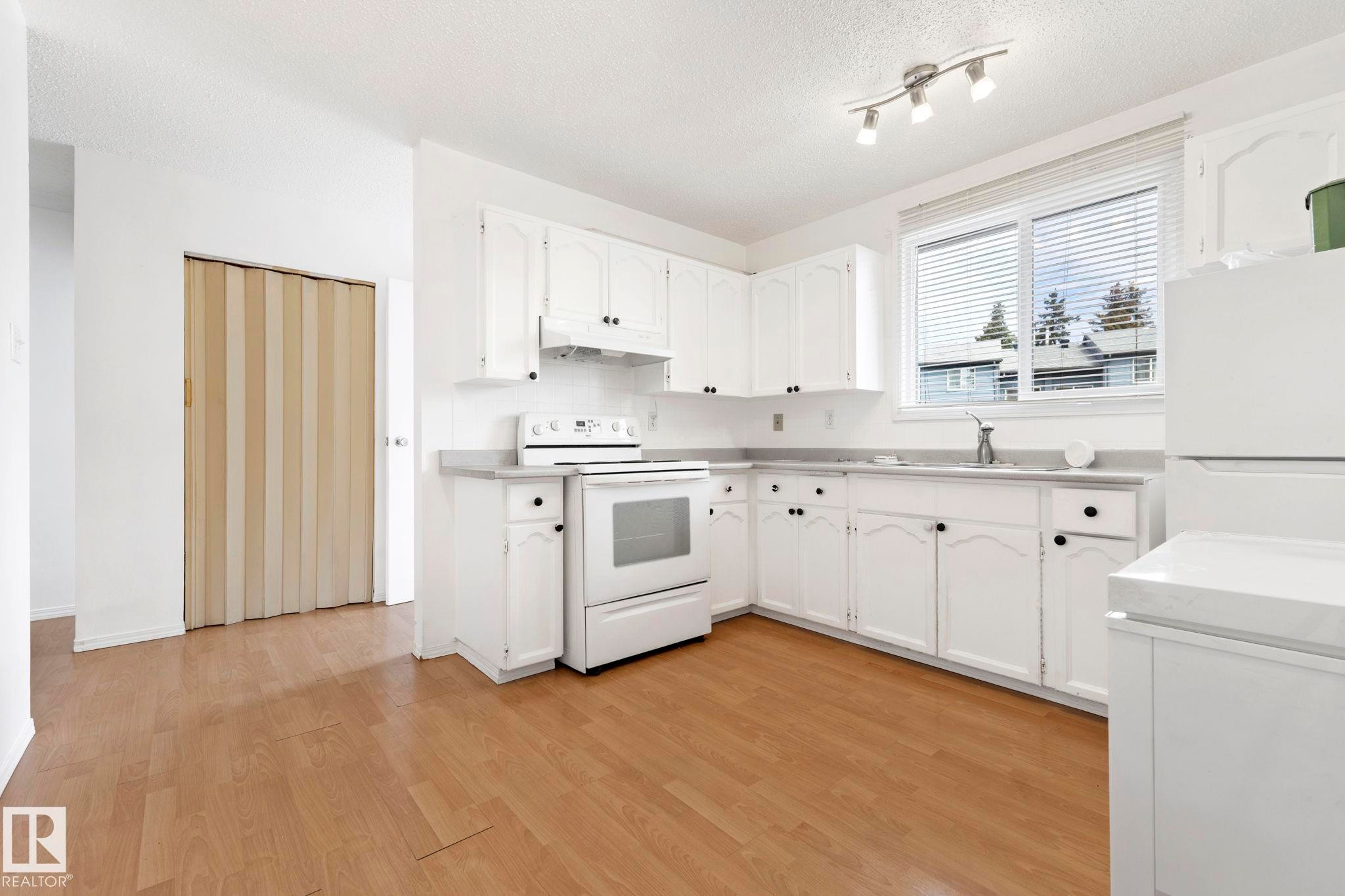 3122 142 Avenue Nw, Edmonton, AB - Indoor Photo Showing Kitchen