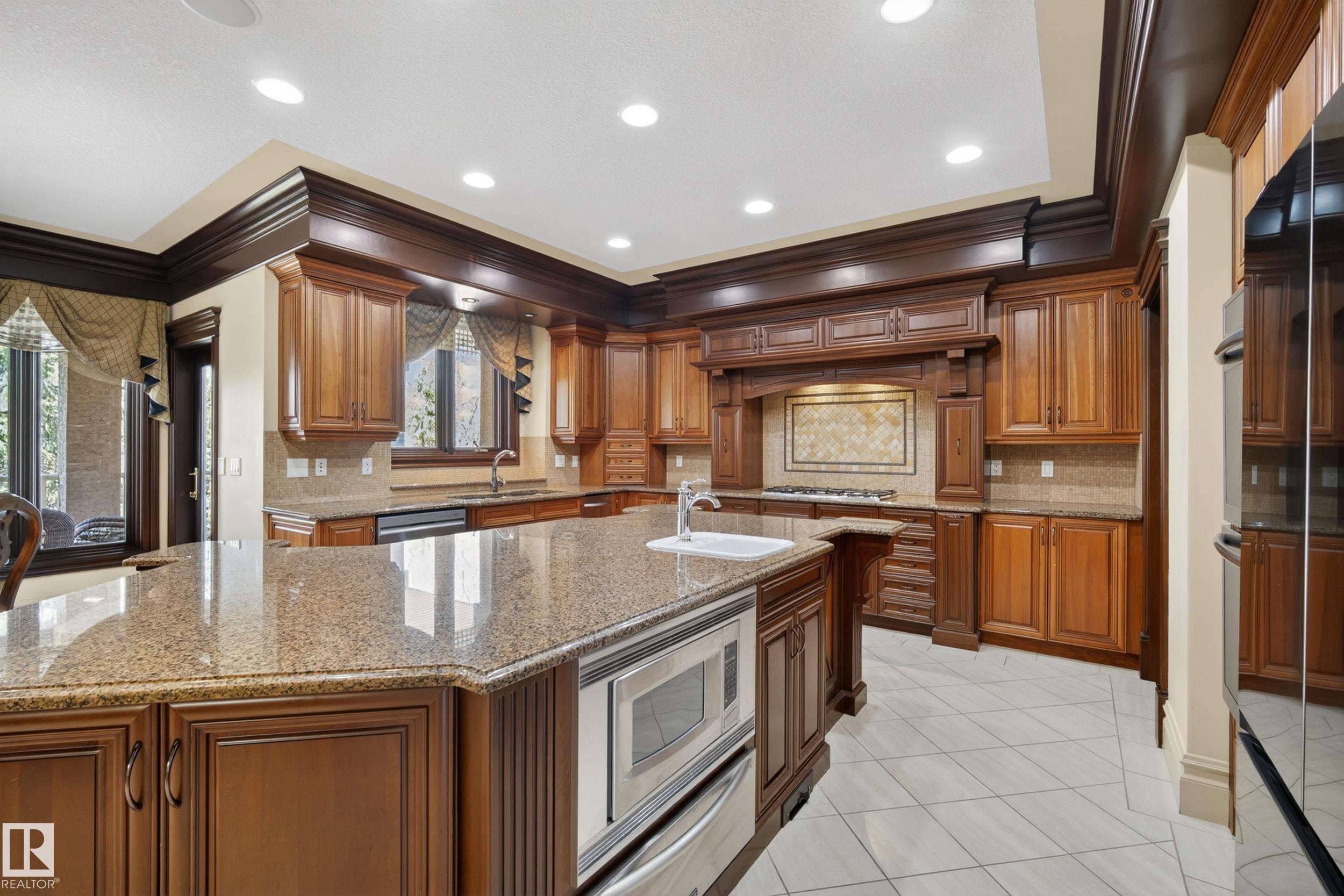 322 Caldwell Close Nw, Edmonton, AB - Indoor Photo Showing Kitchen