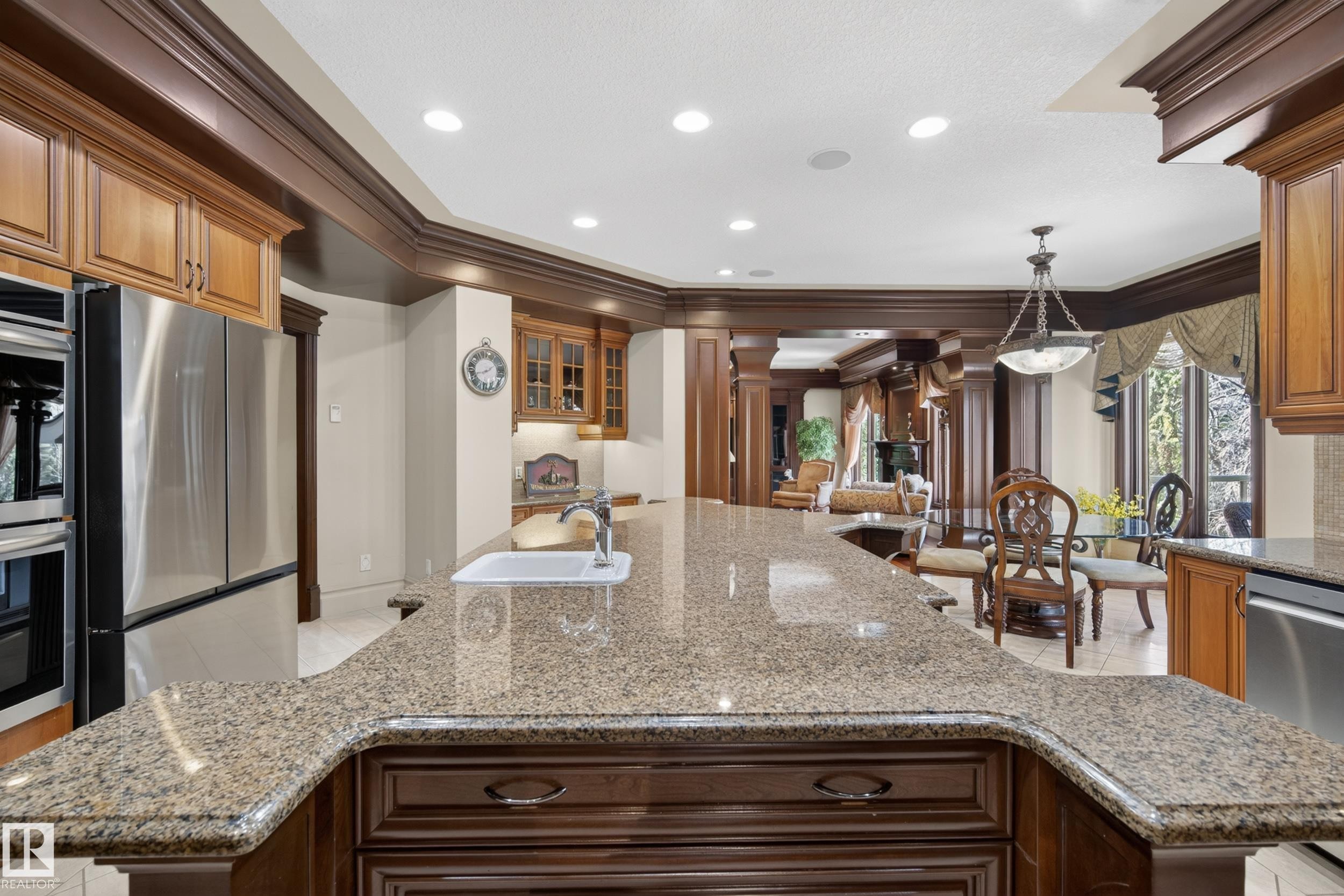 322 Caldwell Close Nw, Edmonton, AB - Indoor Photo Showing Kitchen With Upgraded Kitchen