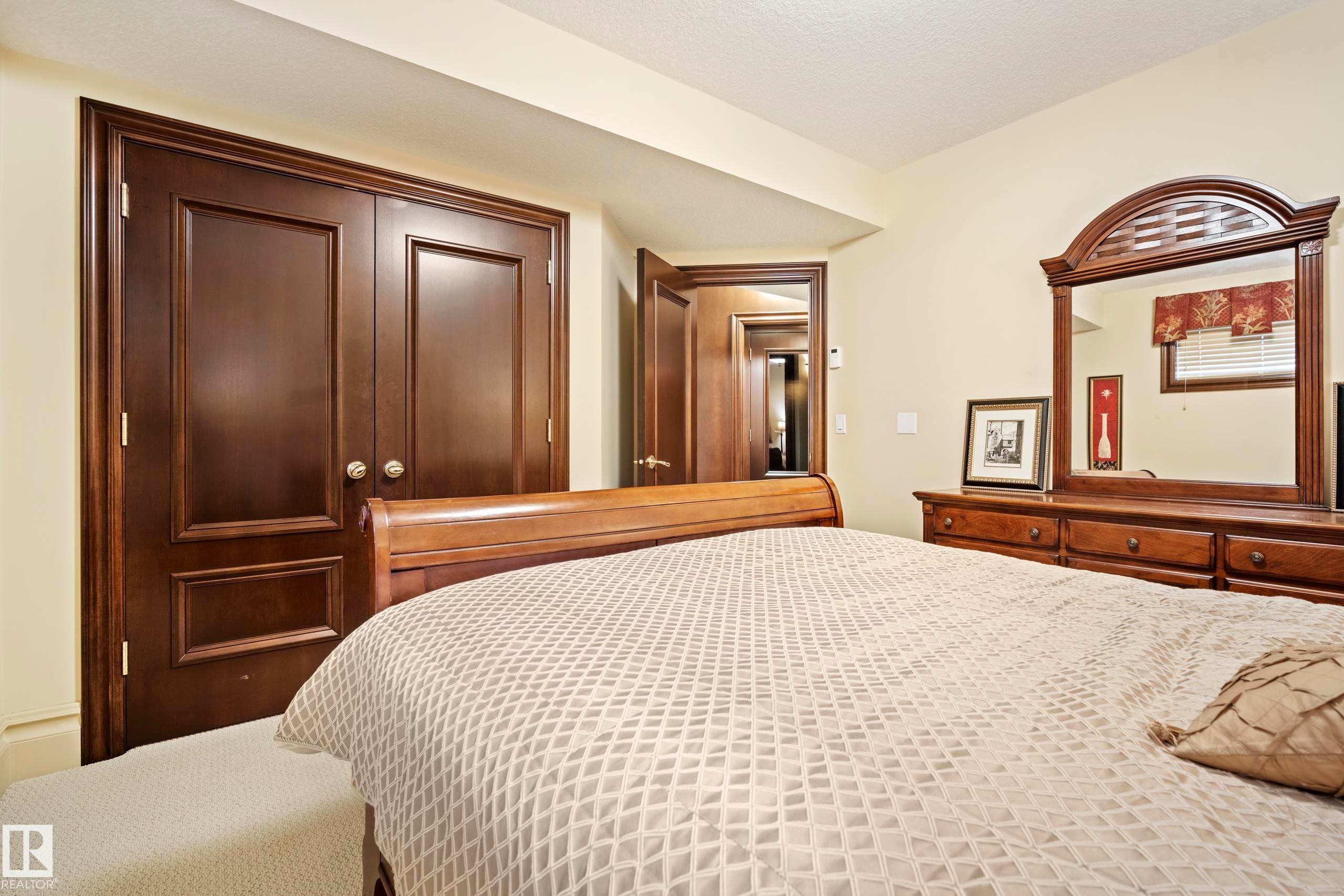 322 Caldwell Close Nw, Edmonton, AB - Indoor Photo Showing Bedroom