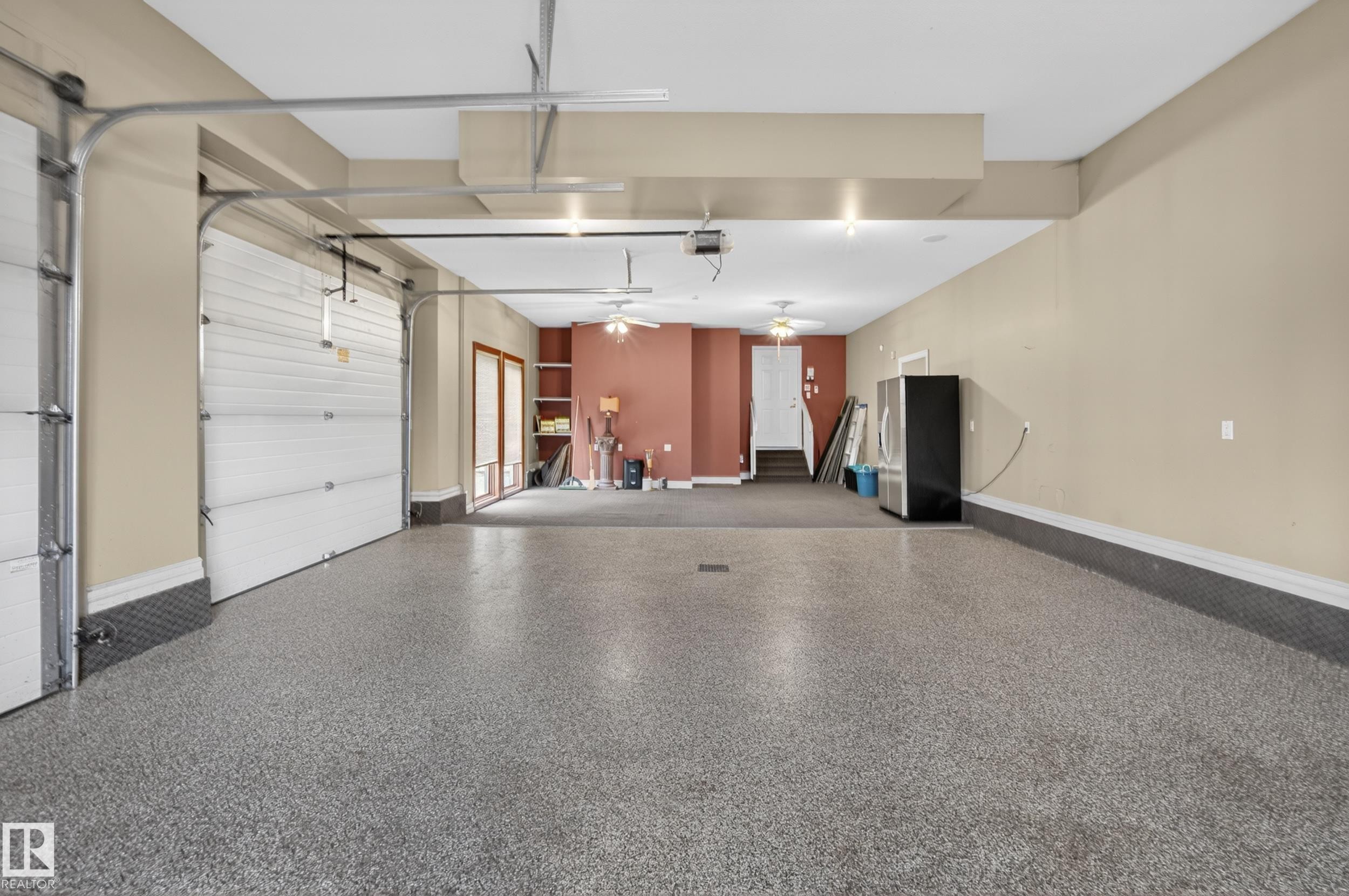 322 Caldwell Close Nw, Edmonton, AB - Indoor Photo Showing Garage