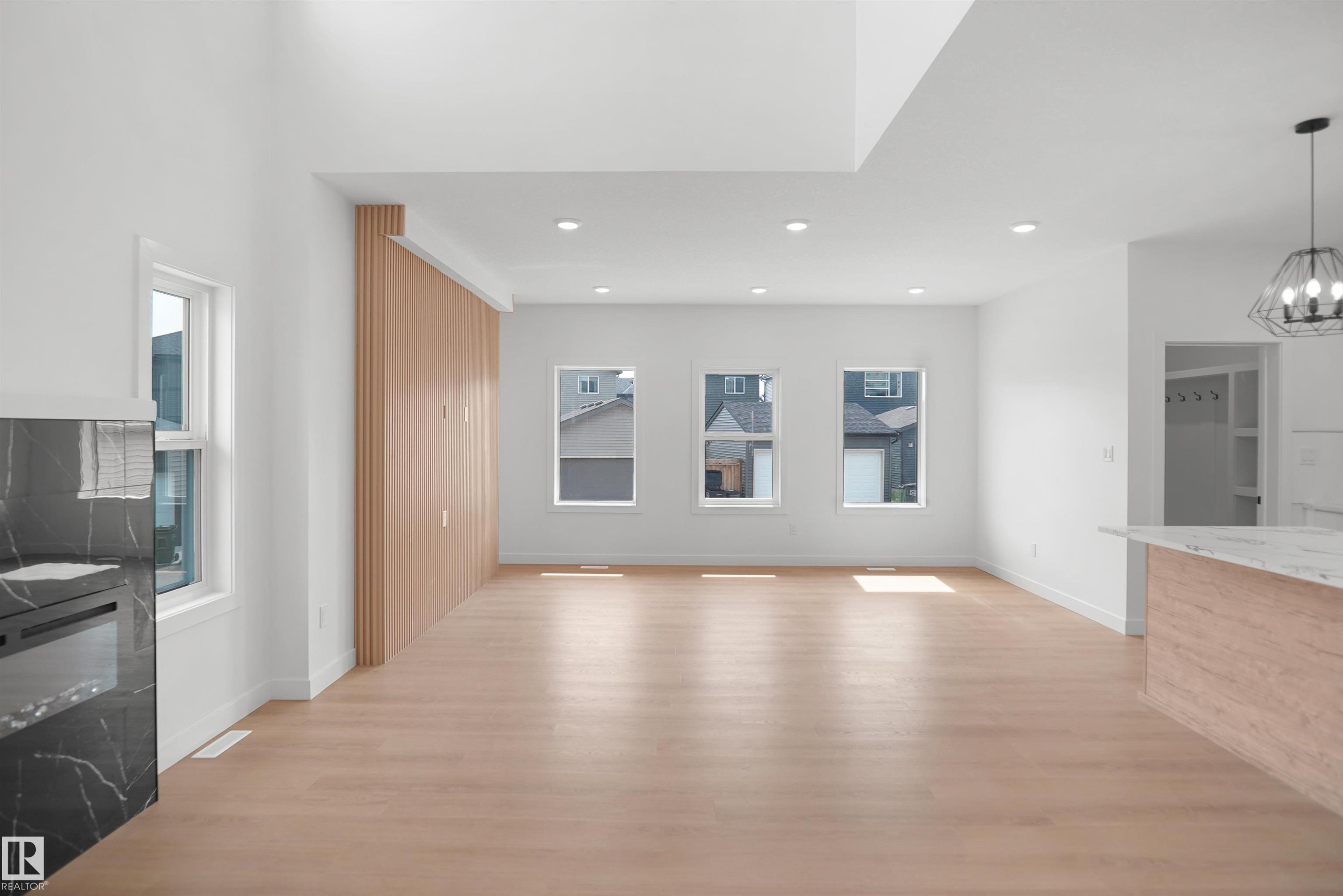 17040 47 Street Nw, Edmonton, AB - Indoor