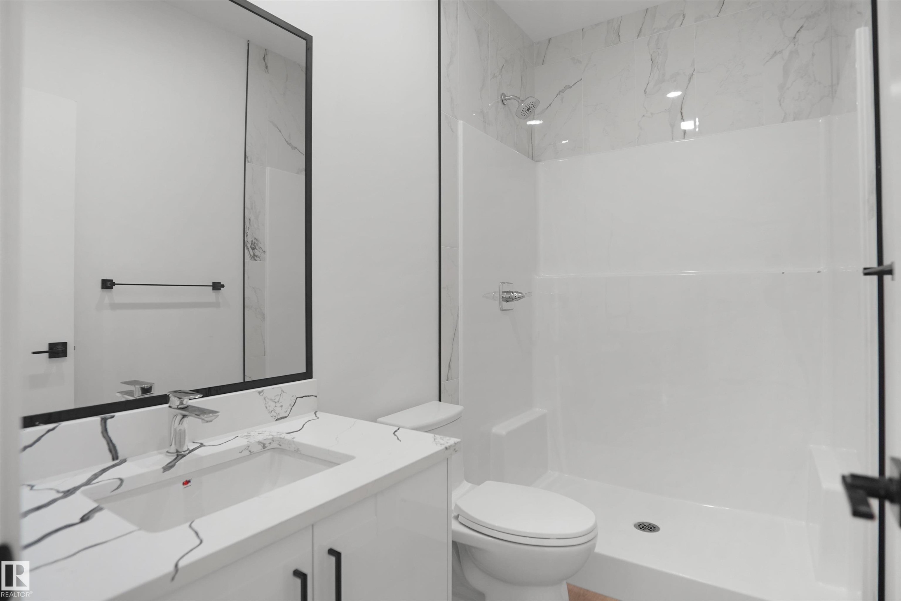 17040 47 Street Nw, Edmonton, AB - Indoor Photo Showing Bathroom
