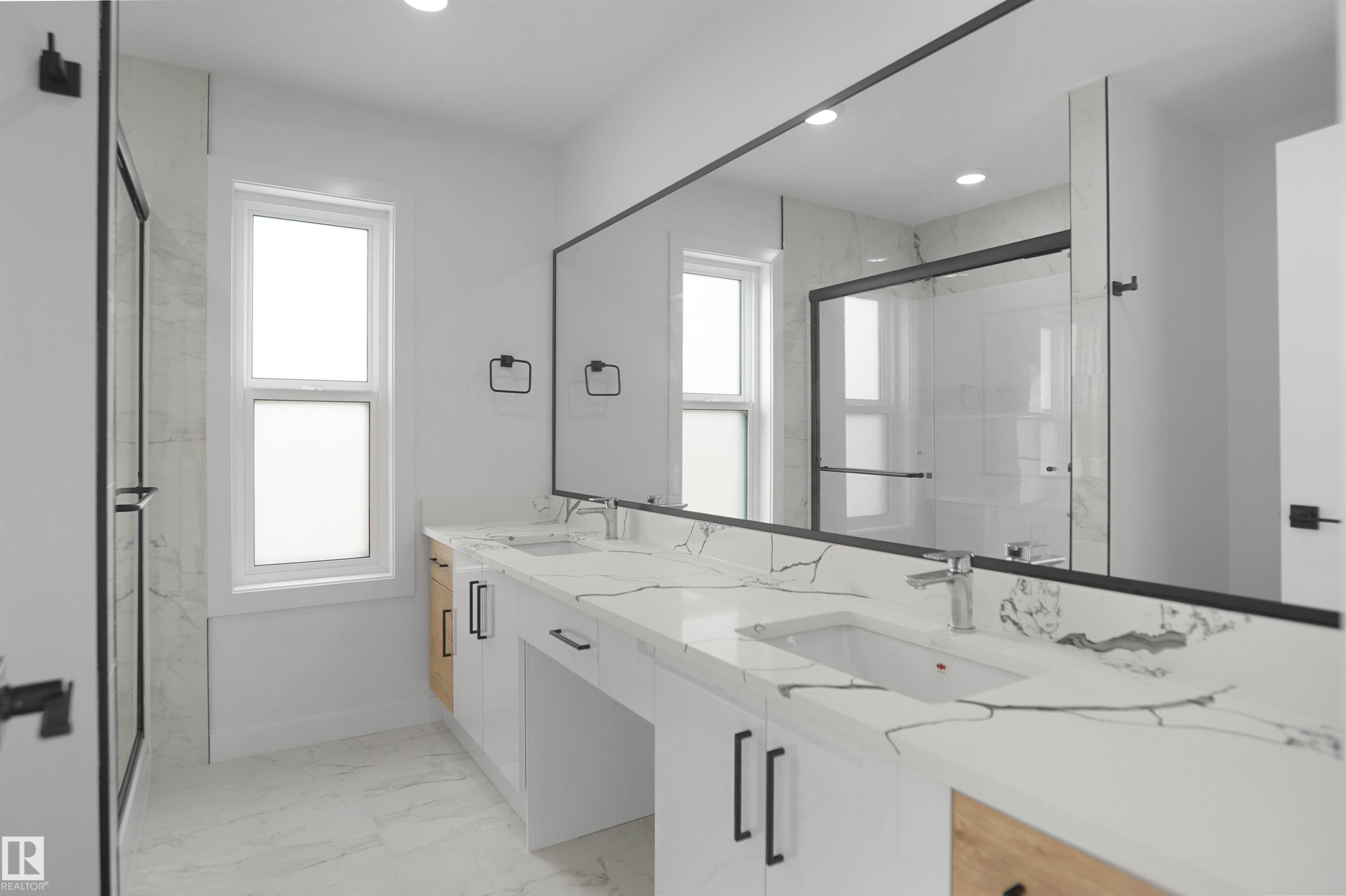 17040 47 Street Nw, Edmonton, AB - Indoor Photo Showing Bathroom