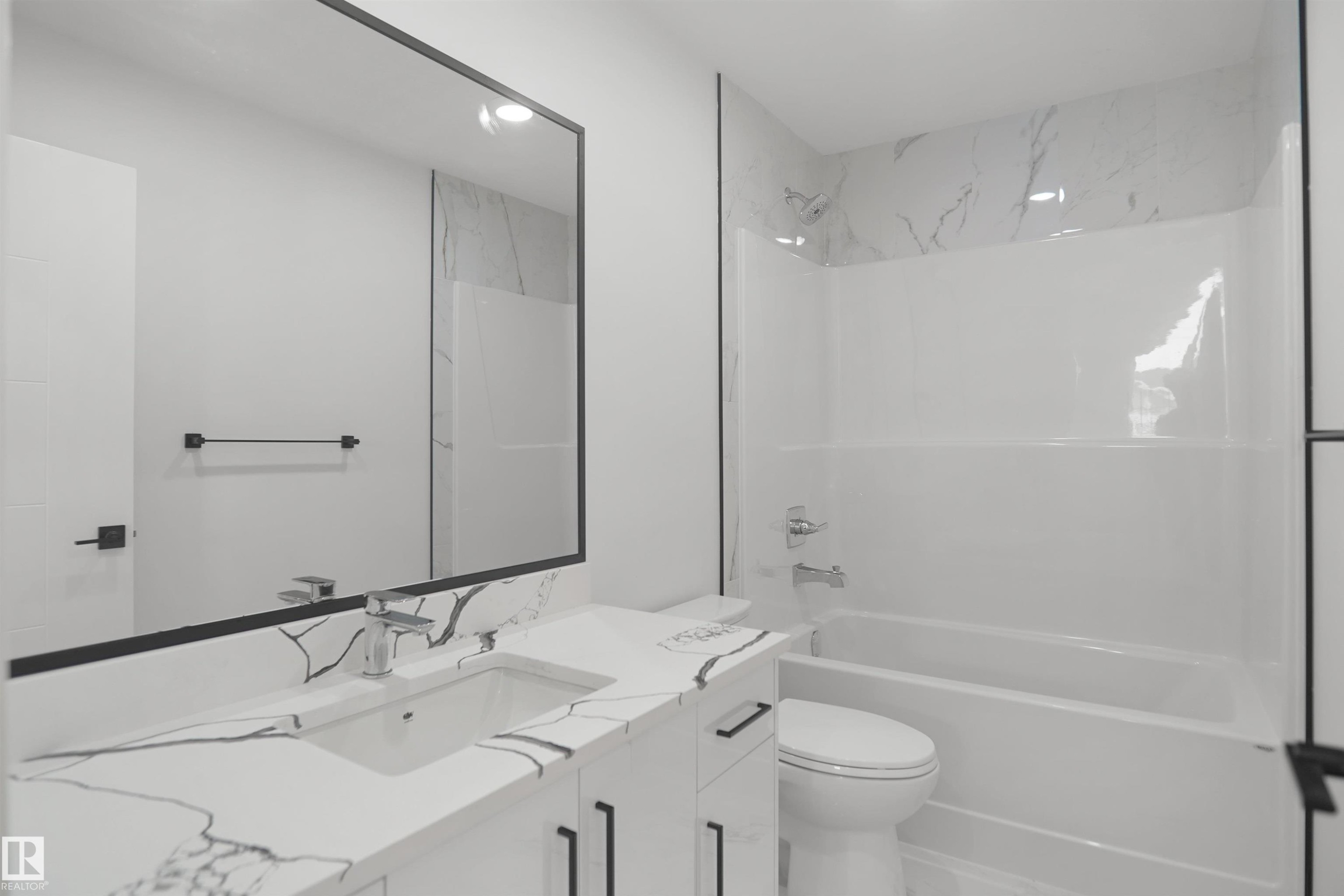 17040 47 Street Nw, Edmonton, AB - Indoor Photo Showing Bathroom