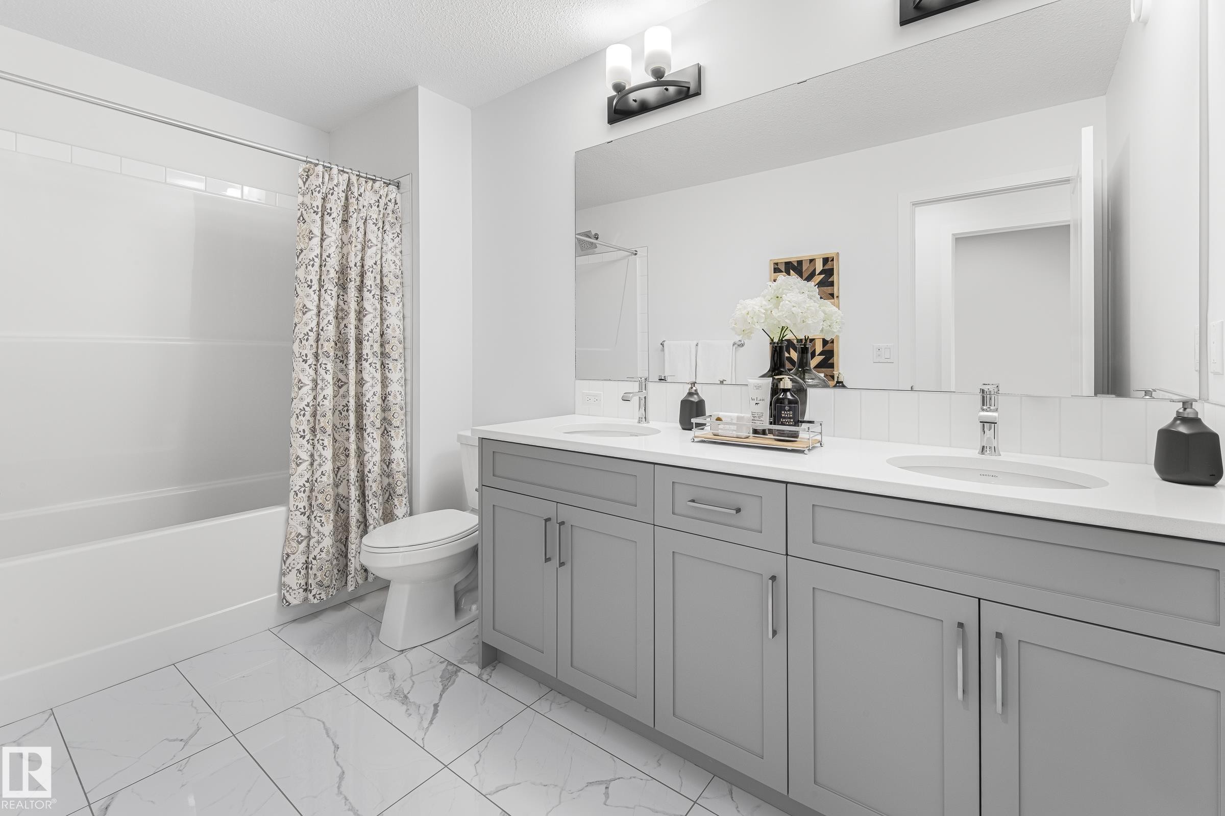 1424 Cristall Place Sw, Edmonton, AB - Indoor Photo Showing Bathroom