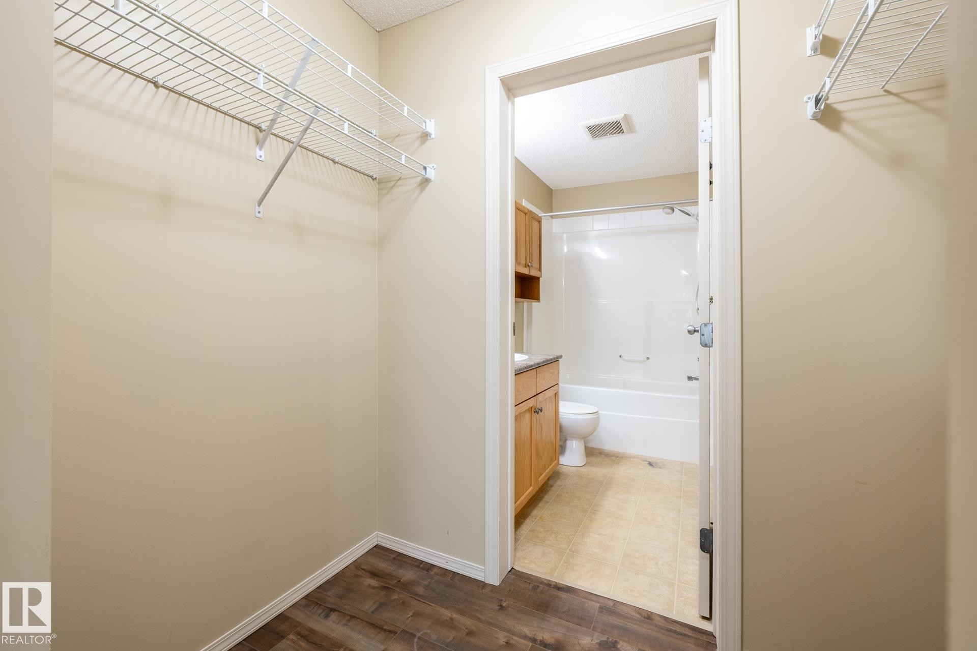 #106 1188 Hyndman Rd Nw, Edmonton, AB - Indoor