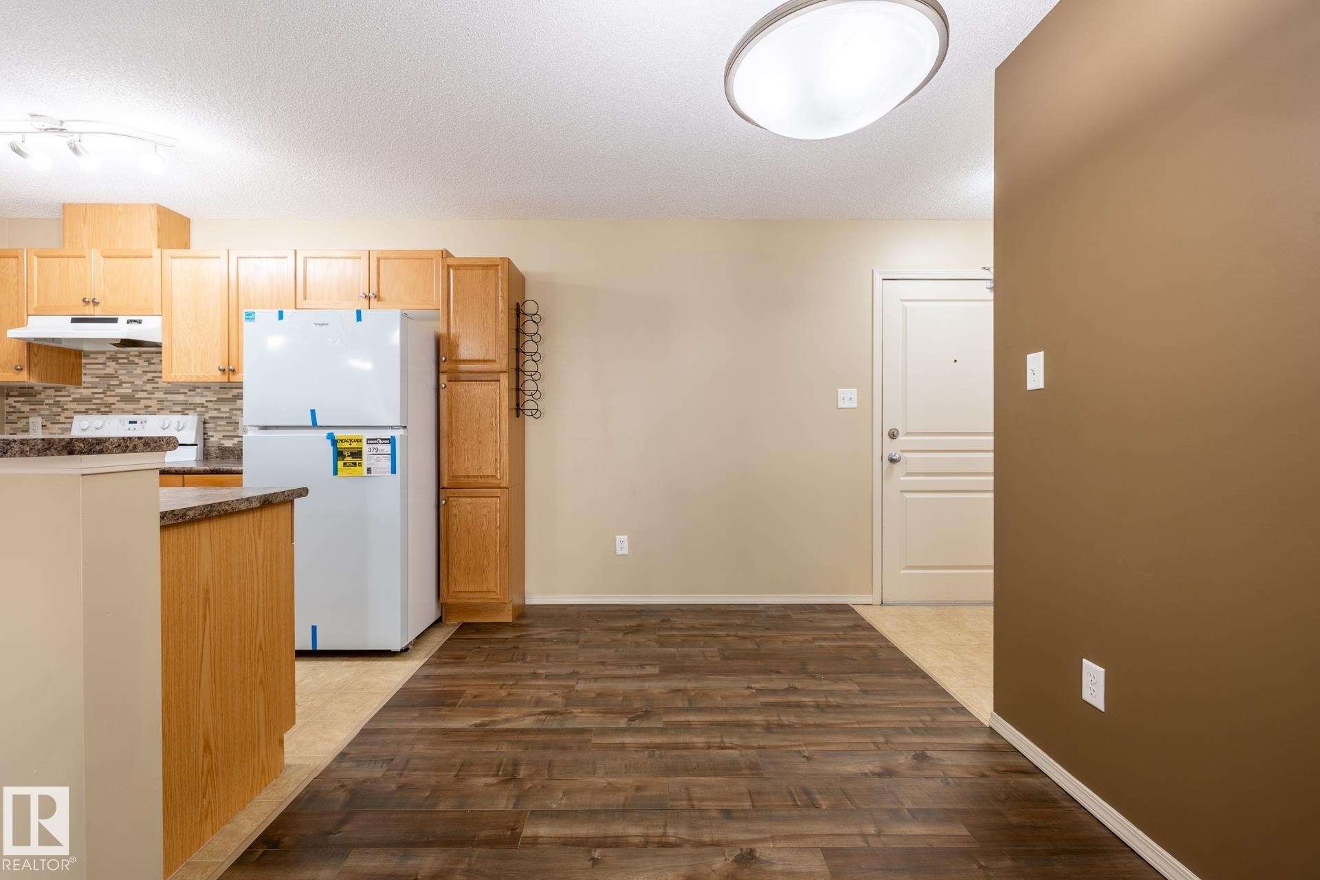 #106 1188 Hyndman Rd Nw, Edmonton, AB - Indoor Photo Showing Kitchen