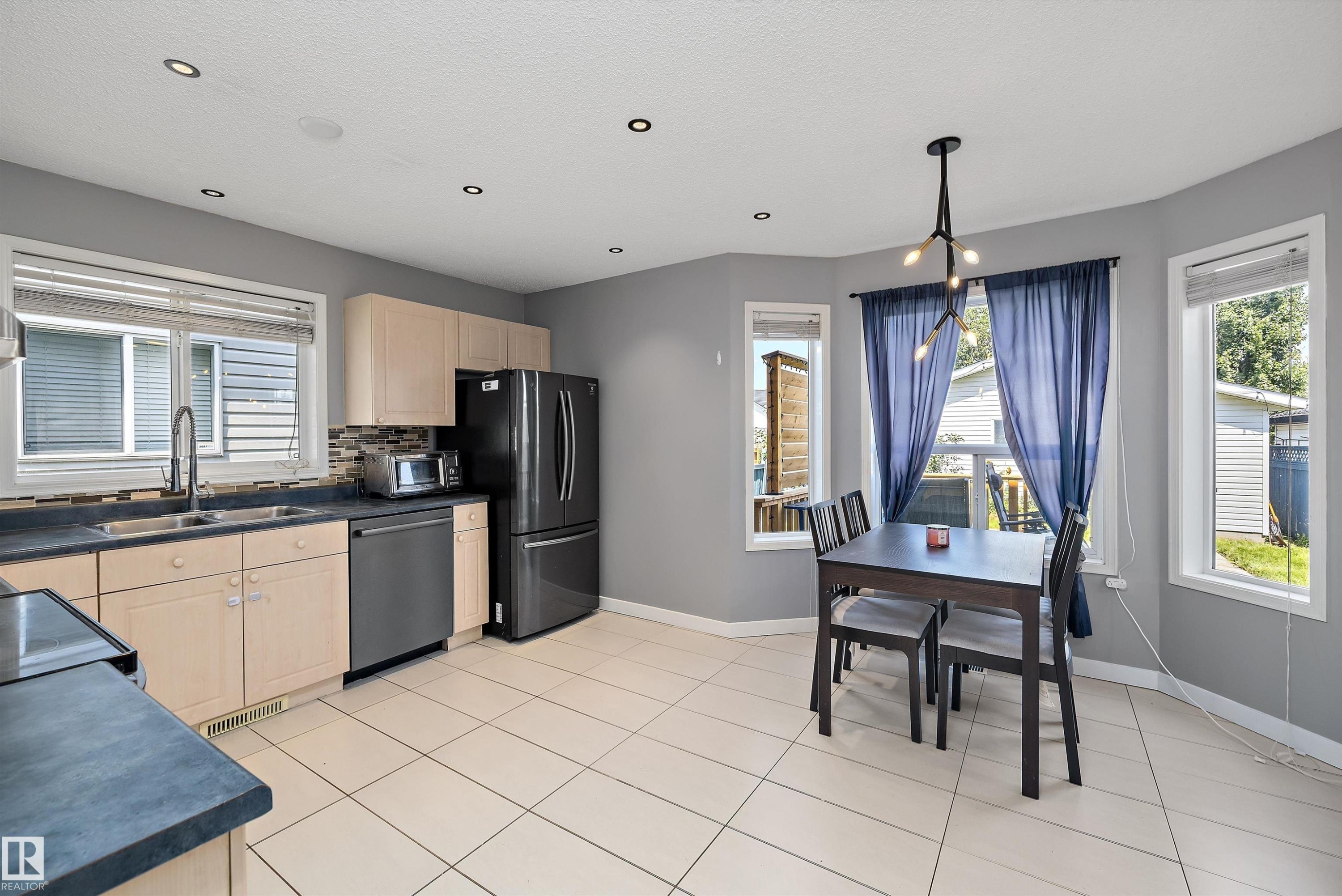 11630 167B Avenue Nw, Edmonton, AB - Indoor Photo Showing Kitchen With Double Sink