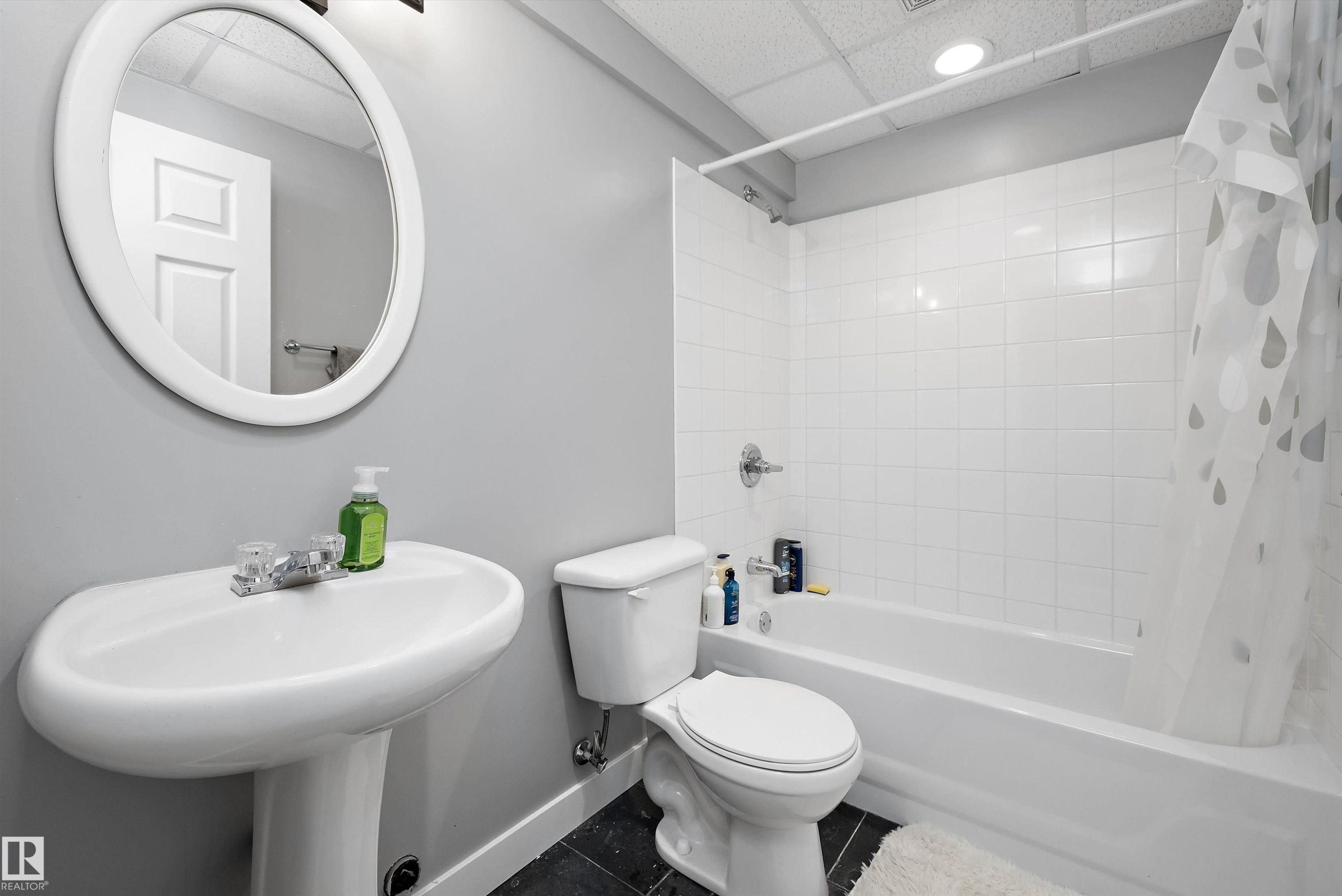 11630 167B Avenue Nw, Edmonton, AB - Indoor Photo Showing Bathroom
