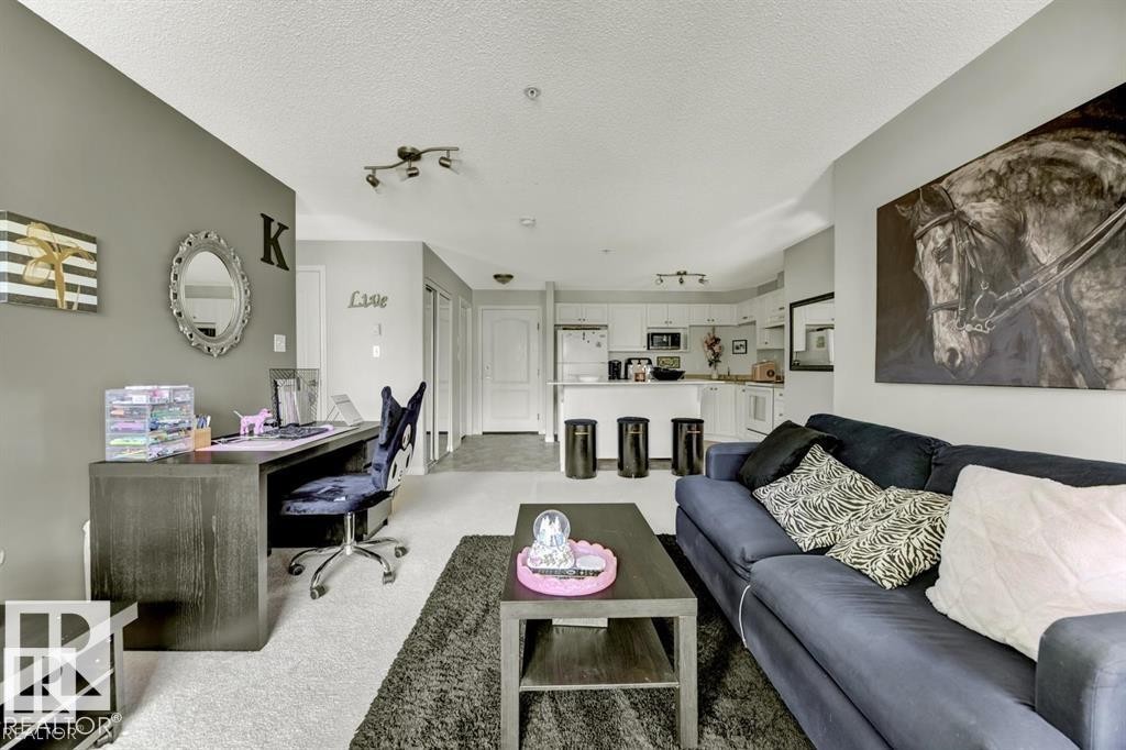 #229 1520 Hammond Gate Nw, Edmonton, AB - Indoor Photo Showing Living Room