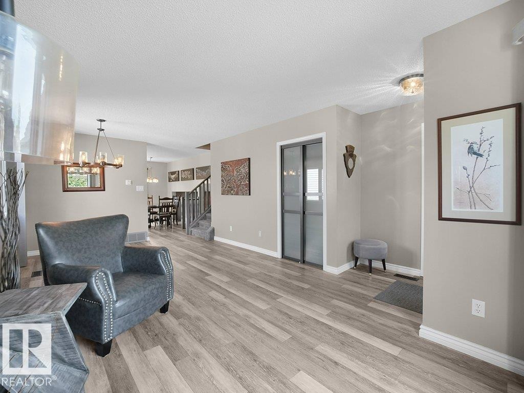 330 Pearson Crescent Nw, Edmonton, AB - Indoor Photo Showing Living Room