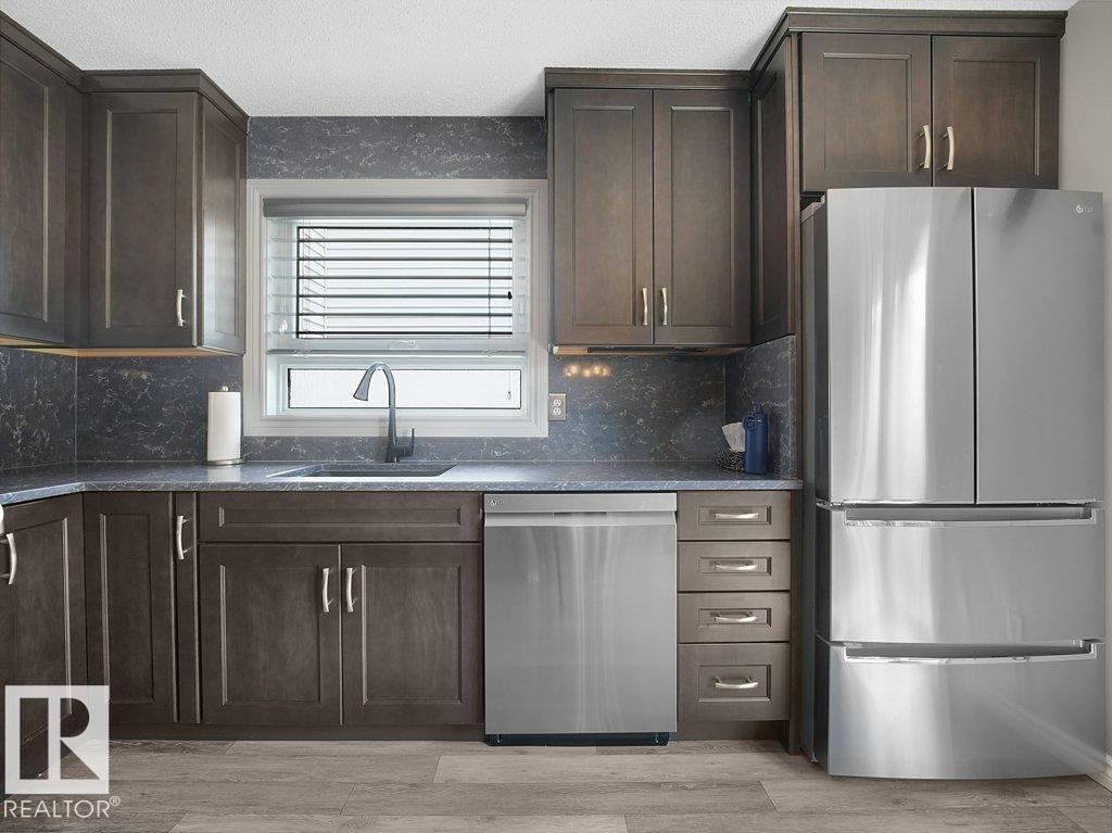 330 Pearson Crescent Nw, Edmonton, AB - Indoor Photo Showing Kitchen With Upgraded Kitchen