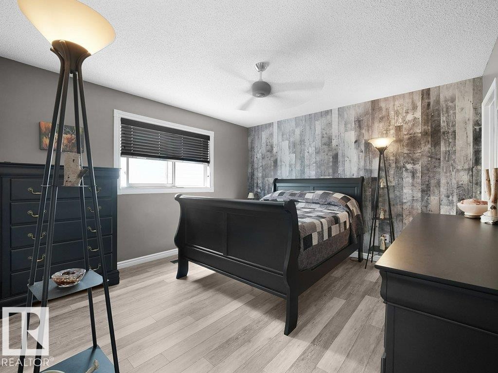 330 Pearson Crescent Nw, Edmonton, AB - Indoor Photo Showing Bedroom