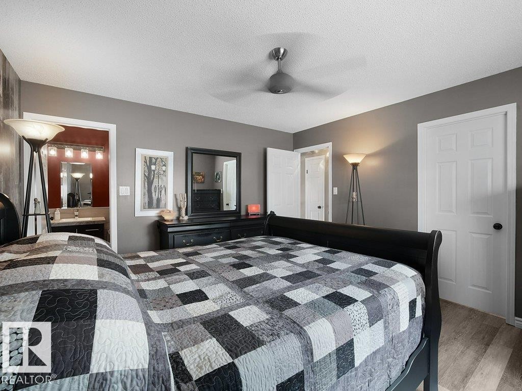 330 Pearson Crescent Nw, Edmonton, AB - Indoor Photo Showing Bedroom