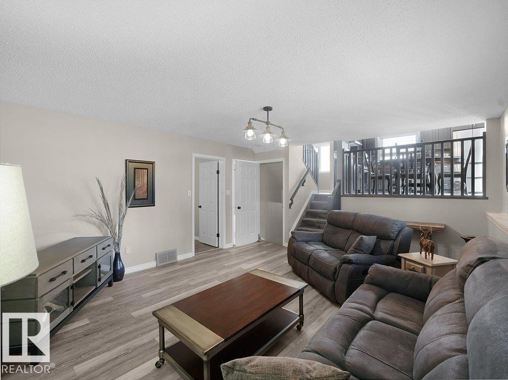 330 Pearson Crescent Nw, Edmonton, AB - Indoor Photo Showing Living Room
