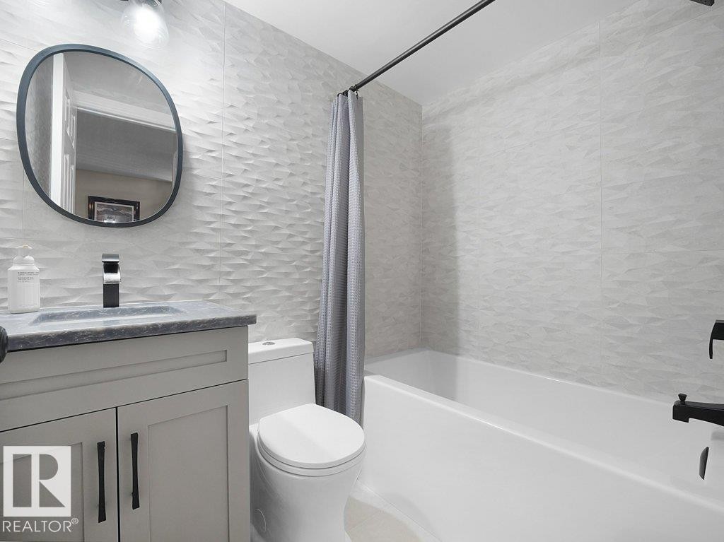 330 Pearson Crescent Nw, Edmonton, AB - Indoor Photo Showing Bathroom