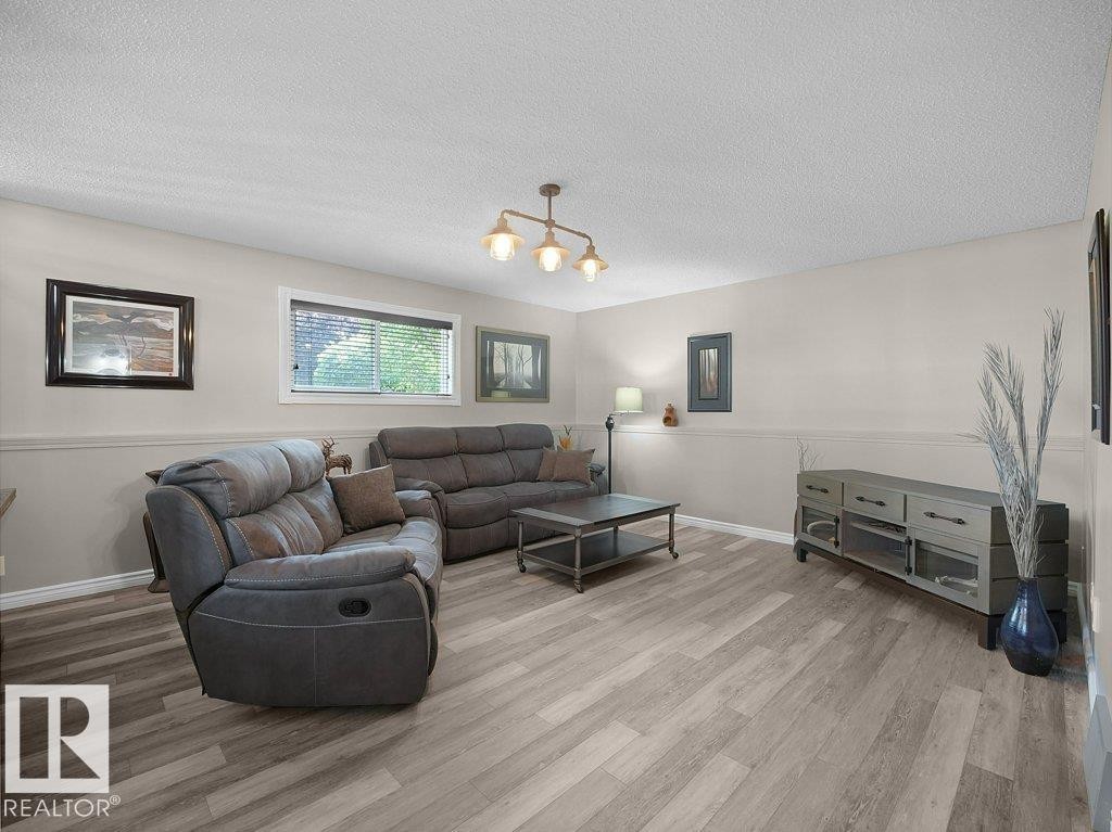 330 Pearson Crescent Nw, Edmonton, AB - Indoor Photo Showing Living Room