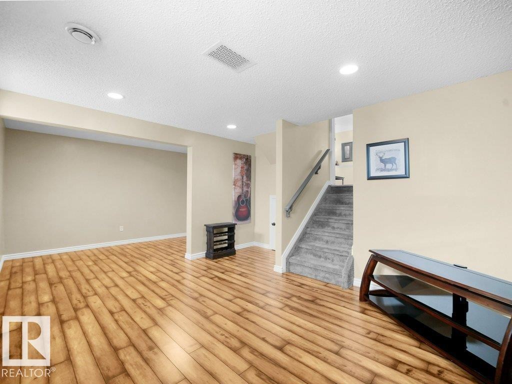 330 Pearson Crescent Nw, Edmonton, AB - Indoor Photo Showing Other Room