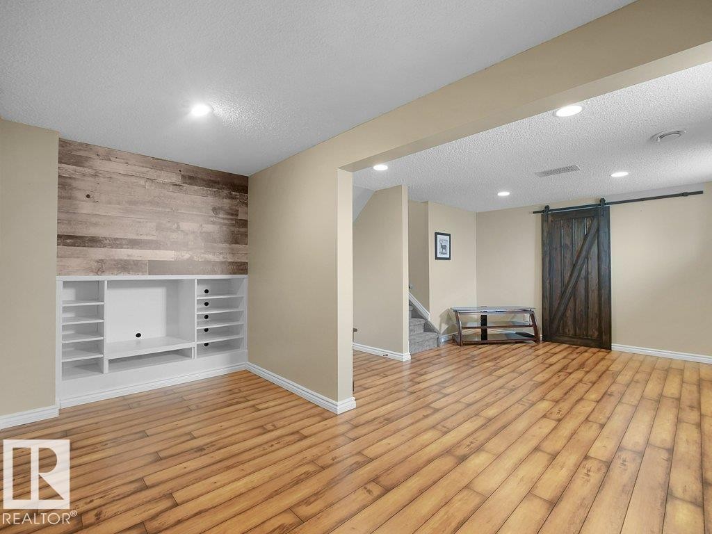 330 Pearson Crescent Nw, Edmonton, AB - Indoor