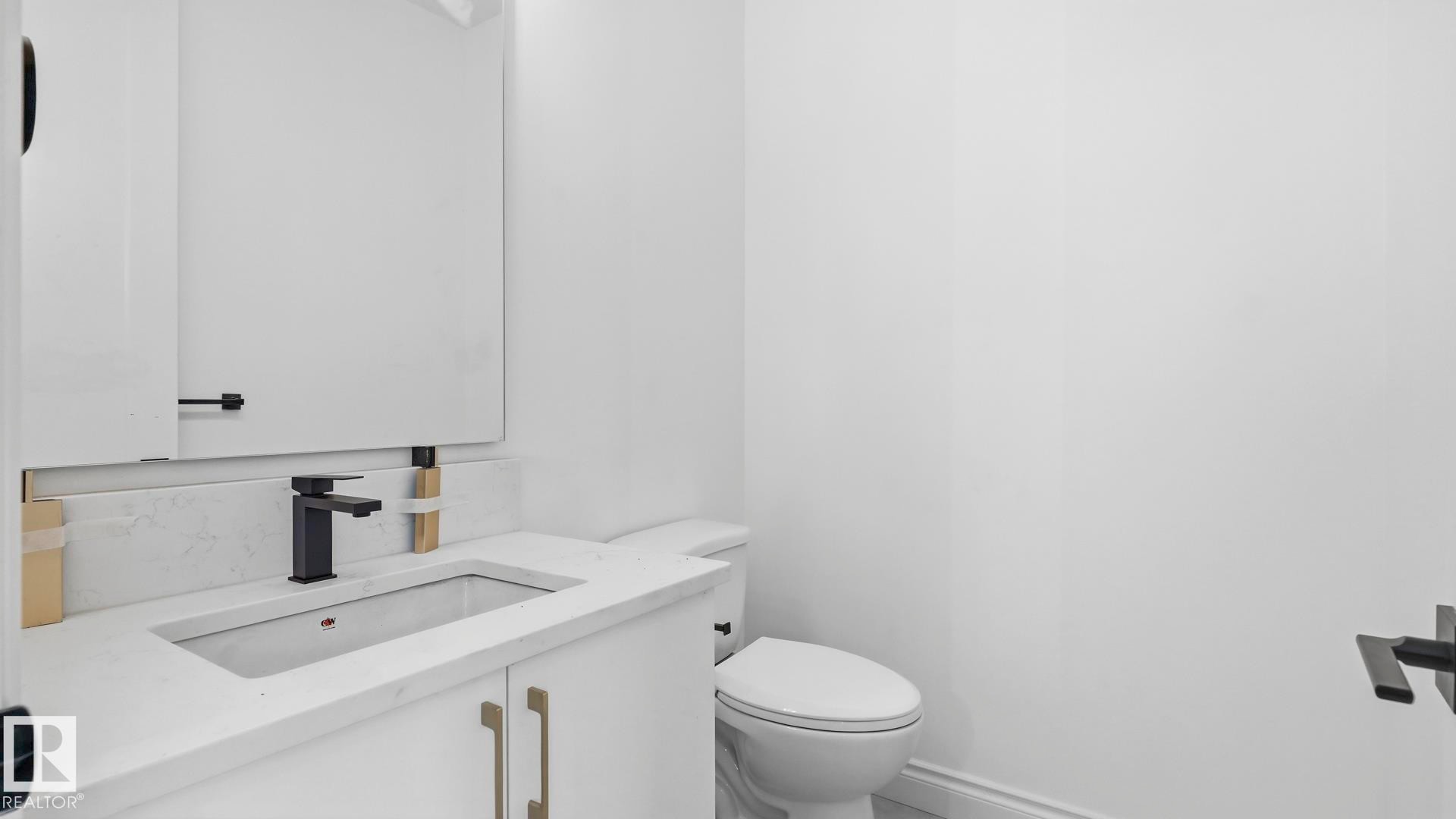 9224 94 Street Nw, Edmonton, AB - Indoor Photo Showing Bathroom