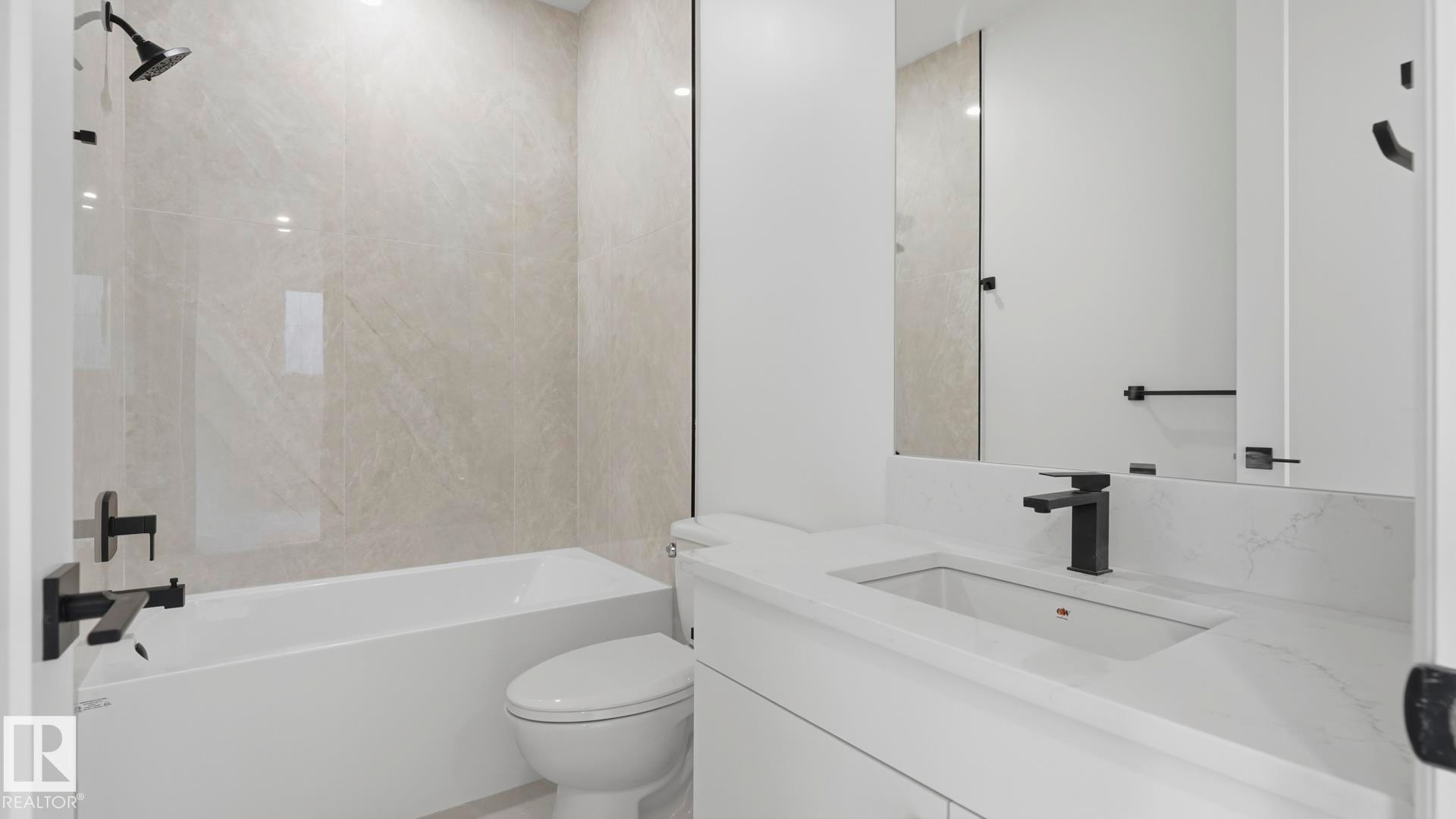 9224 94 Street Nw, Edmonton, AB - Indoor Photo Showing Bathroom