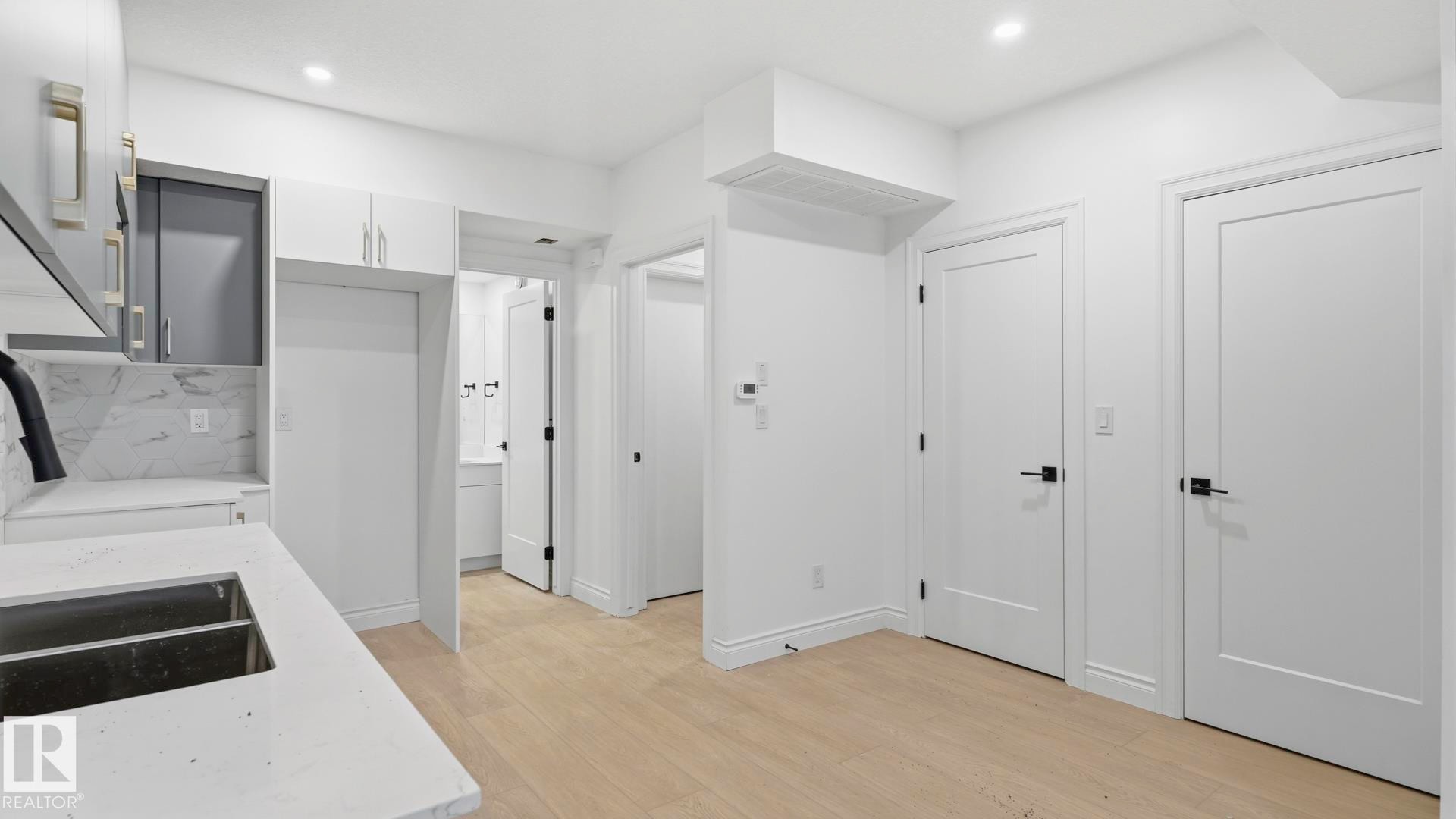 9224 94 Street Nw, Edmonton, AB - Indoor