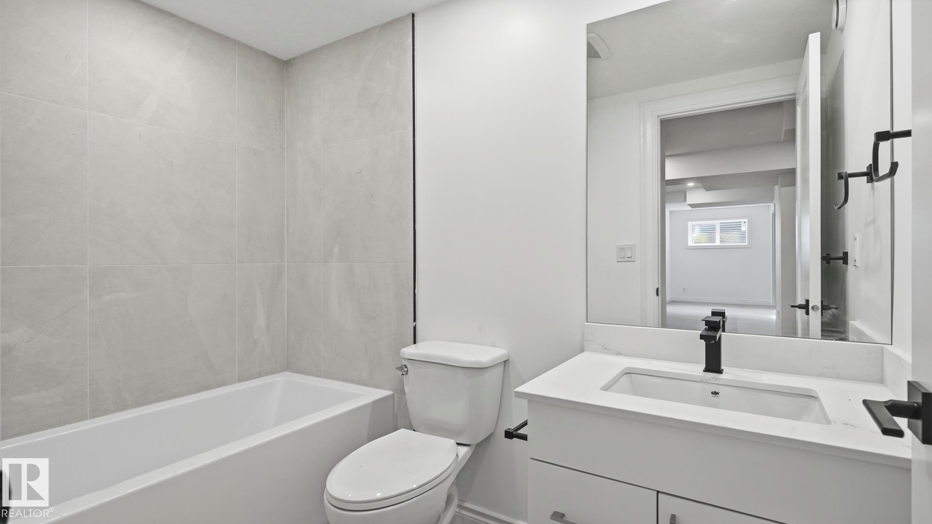 9224 94 Street Nw, Edmonton, AB - Indoor Photo Showing Bathroom