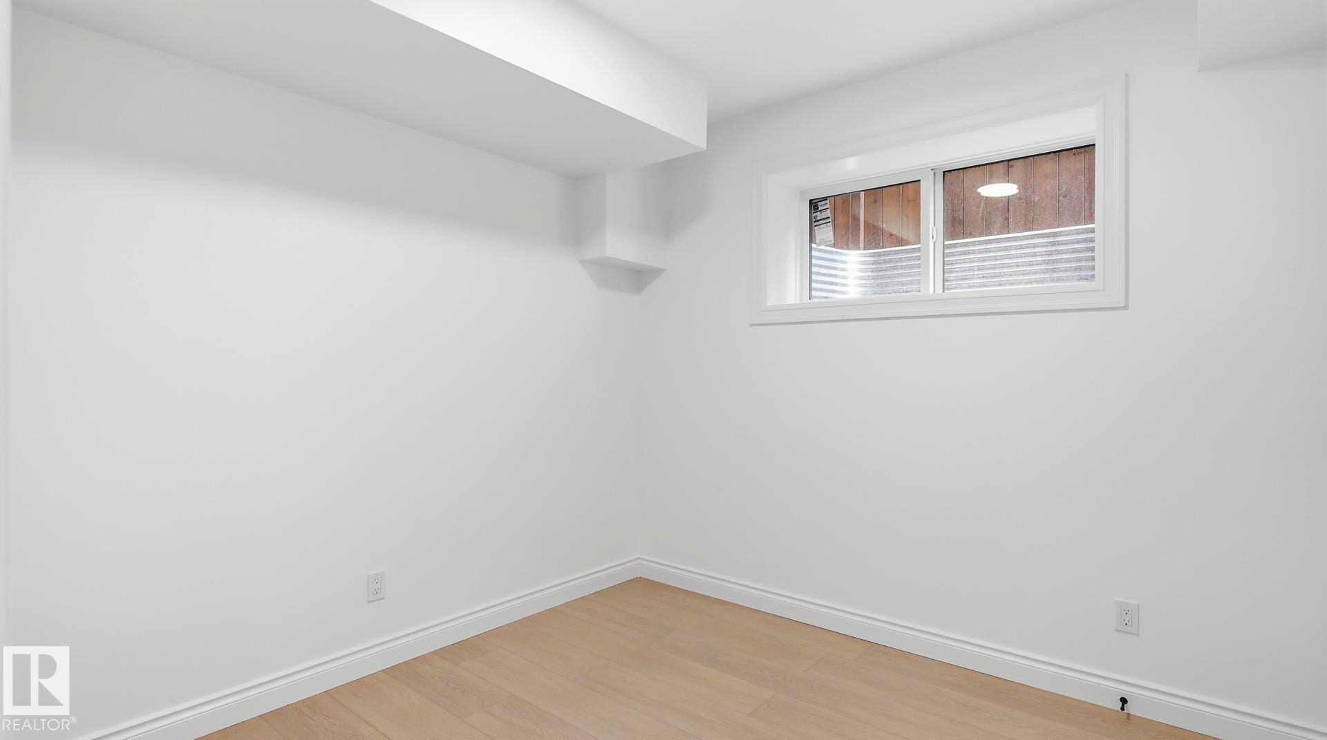9224 94 Street Nw, Edmonton, AB - Indoor Photo Showing Other Room