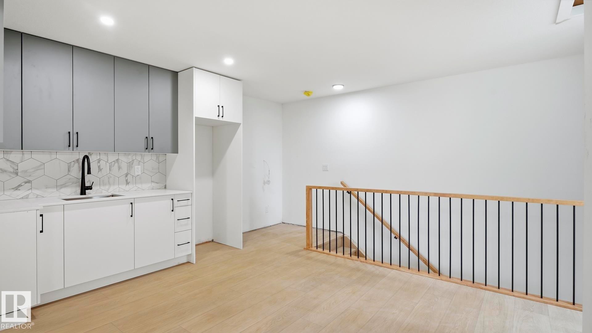 9224 94 Street Nw, Edmonton, AB - Indoor