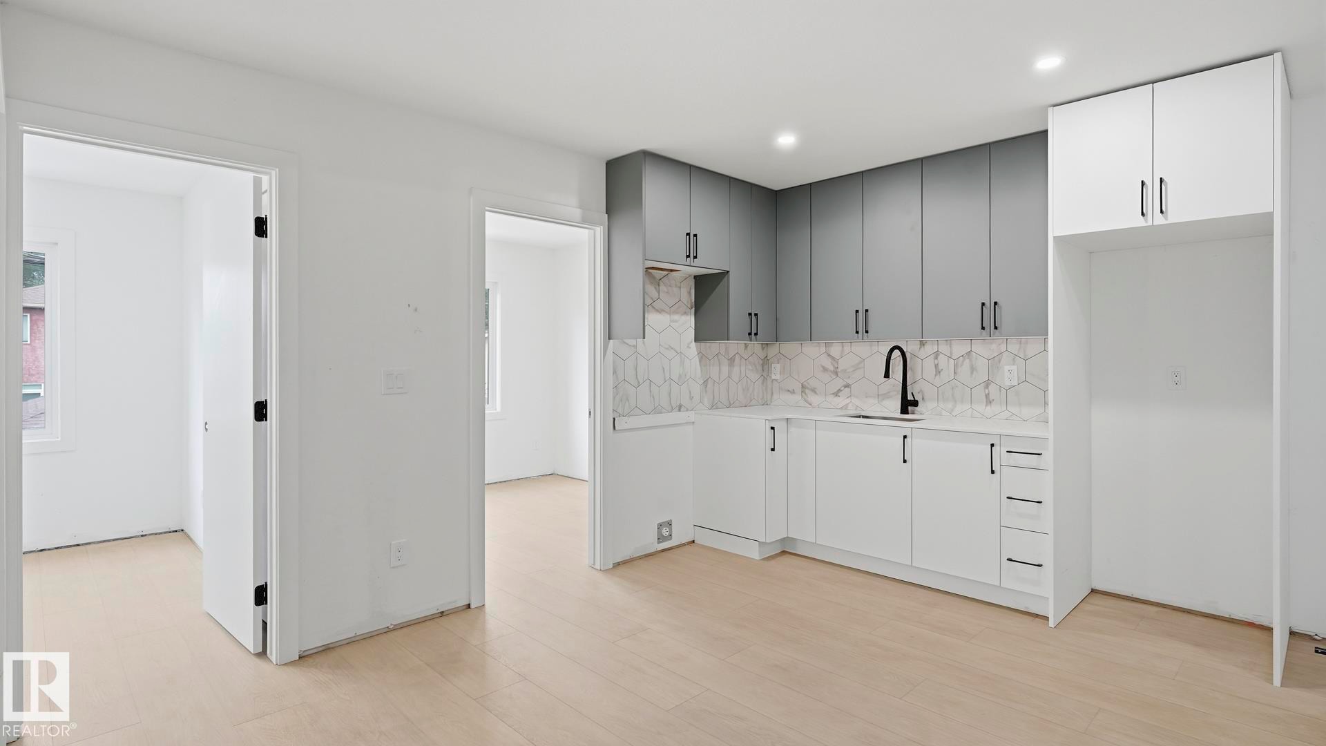 9224 94 Street Nw, Edmonton, AB - Indoor Photo Showing Other Room