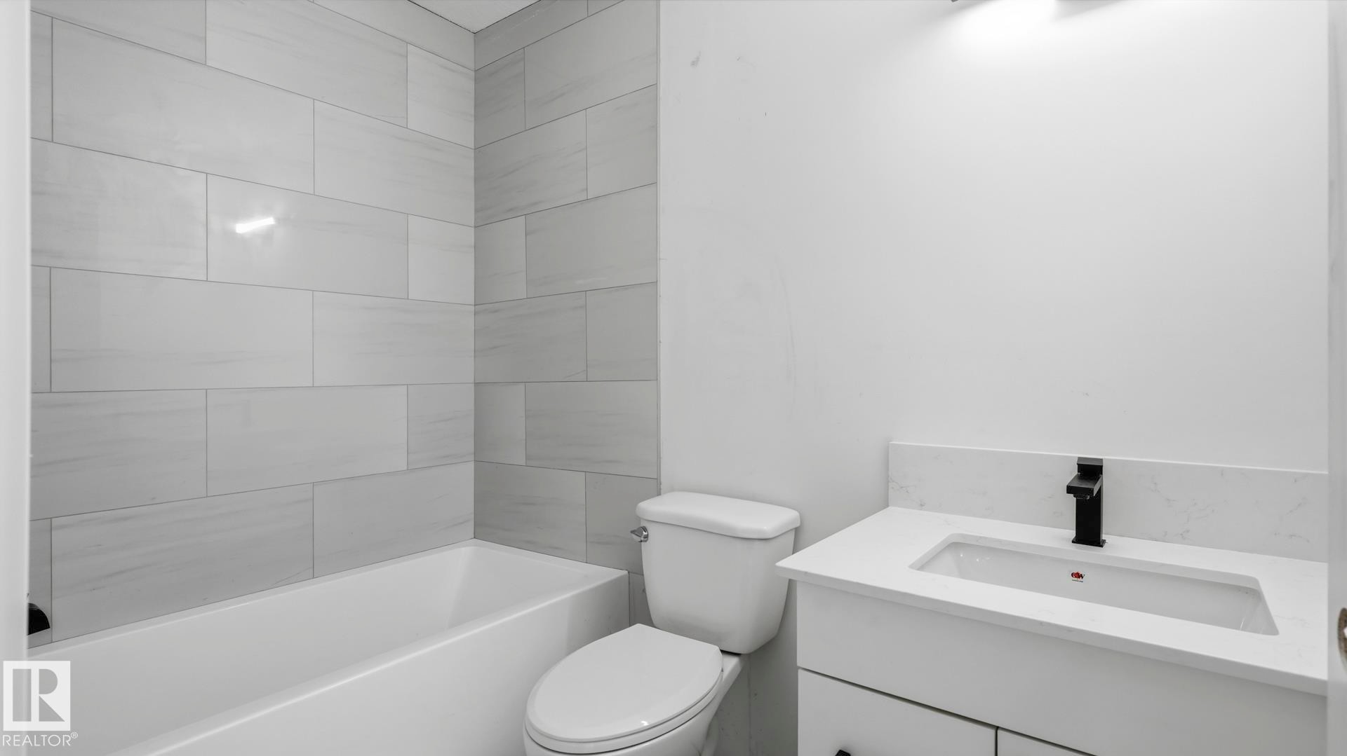 9224 94 Street Nw, Edmonton, AB - Indoor Photo Showing Bathroom