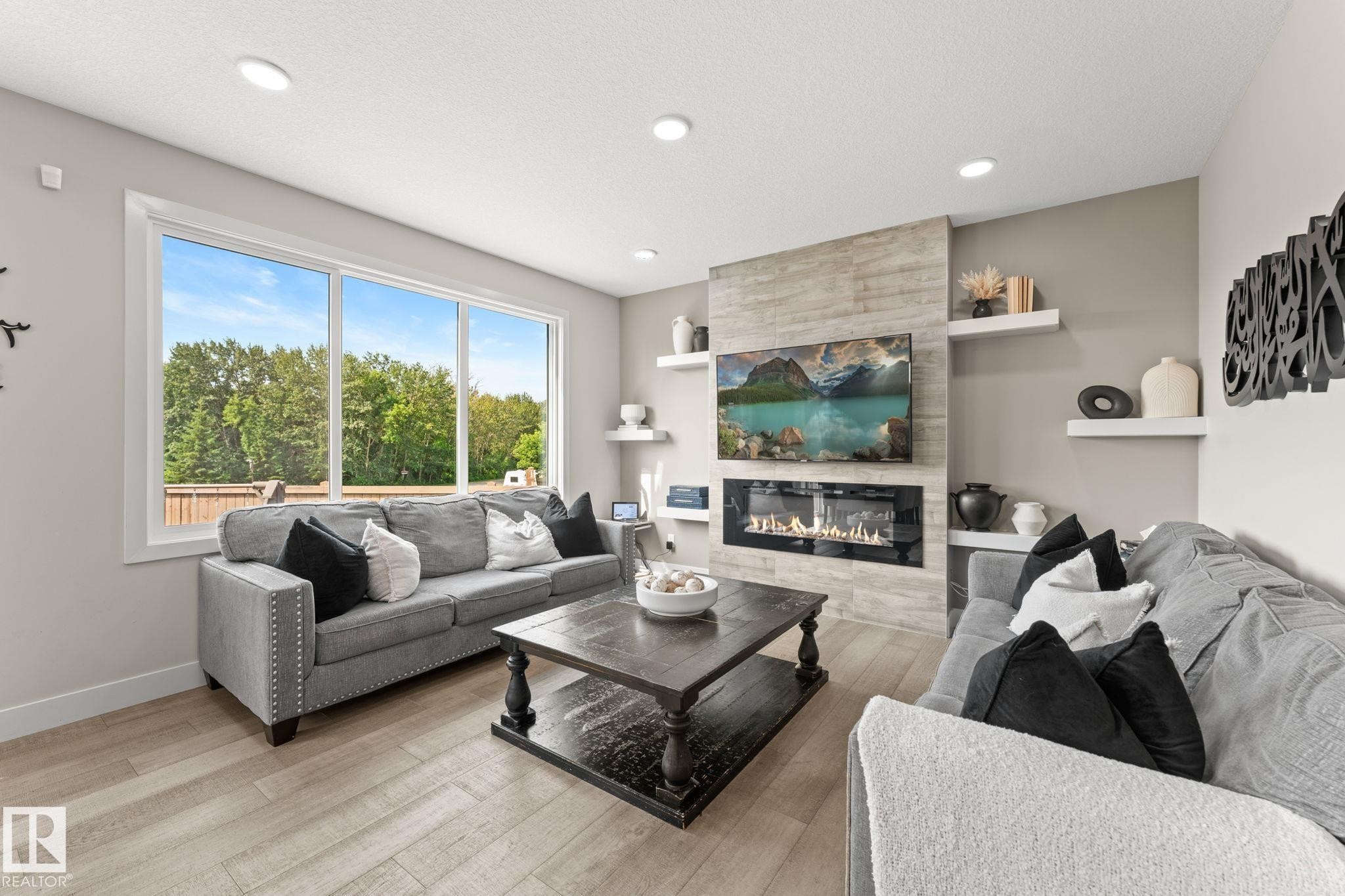 12383 176 Avenue Nw, Edmonton, AB - Indoor Photo Showing Living Room