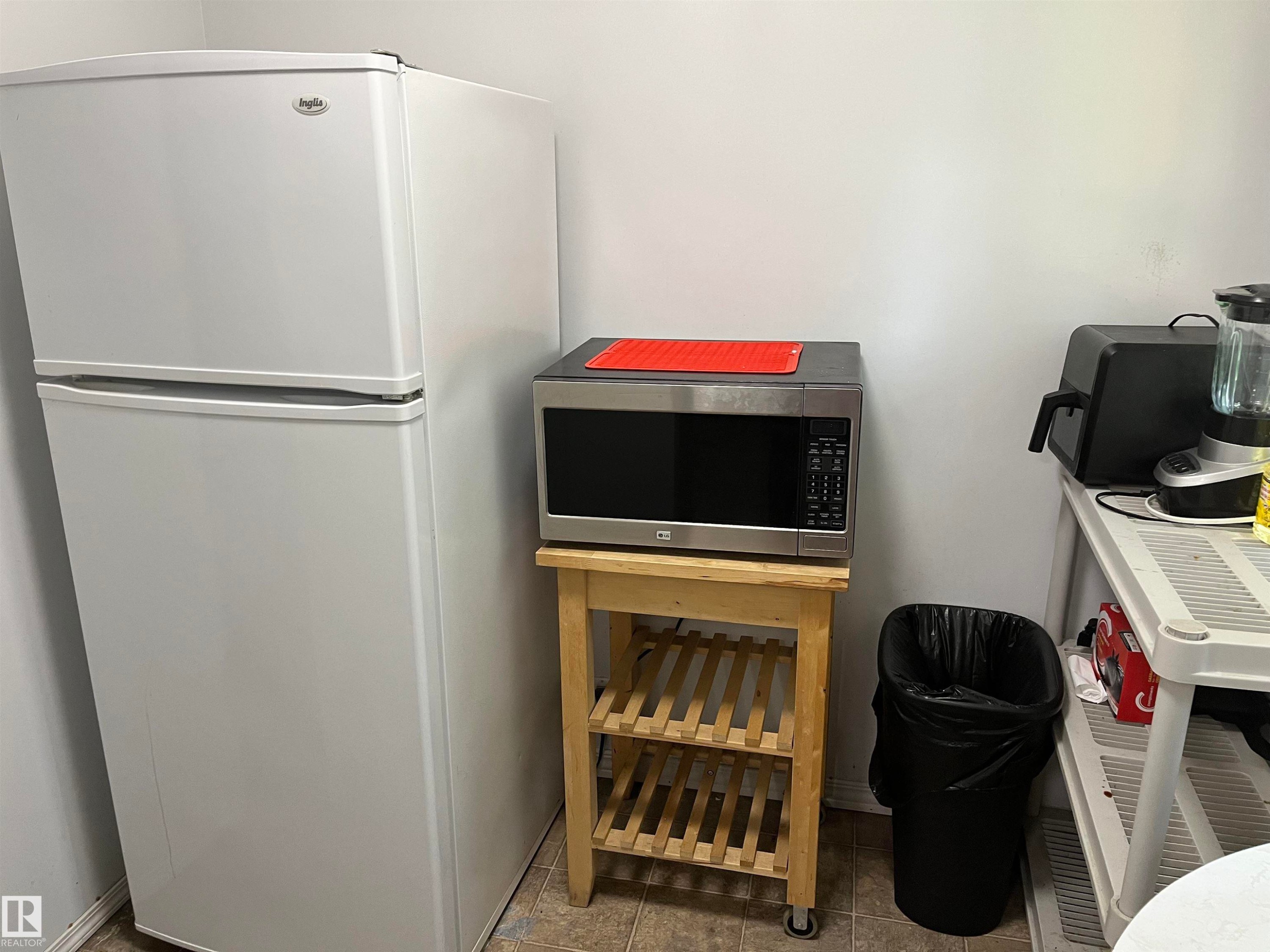 12011 87 Avenue Nw, Edmonton, AB - Indoor