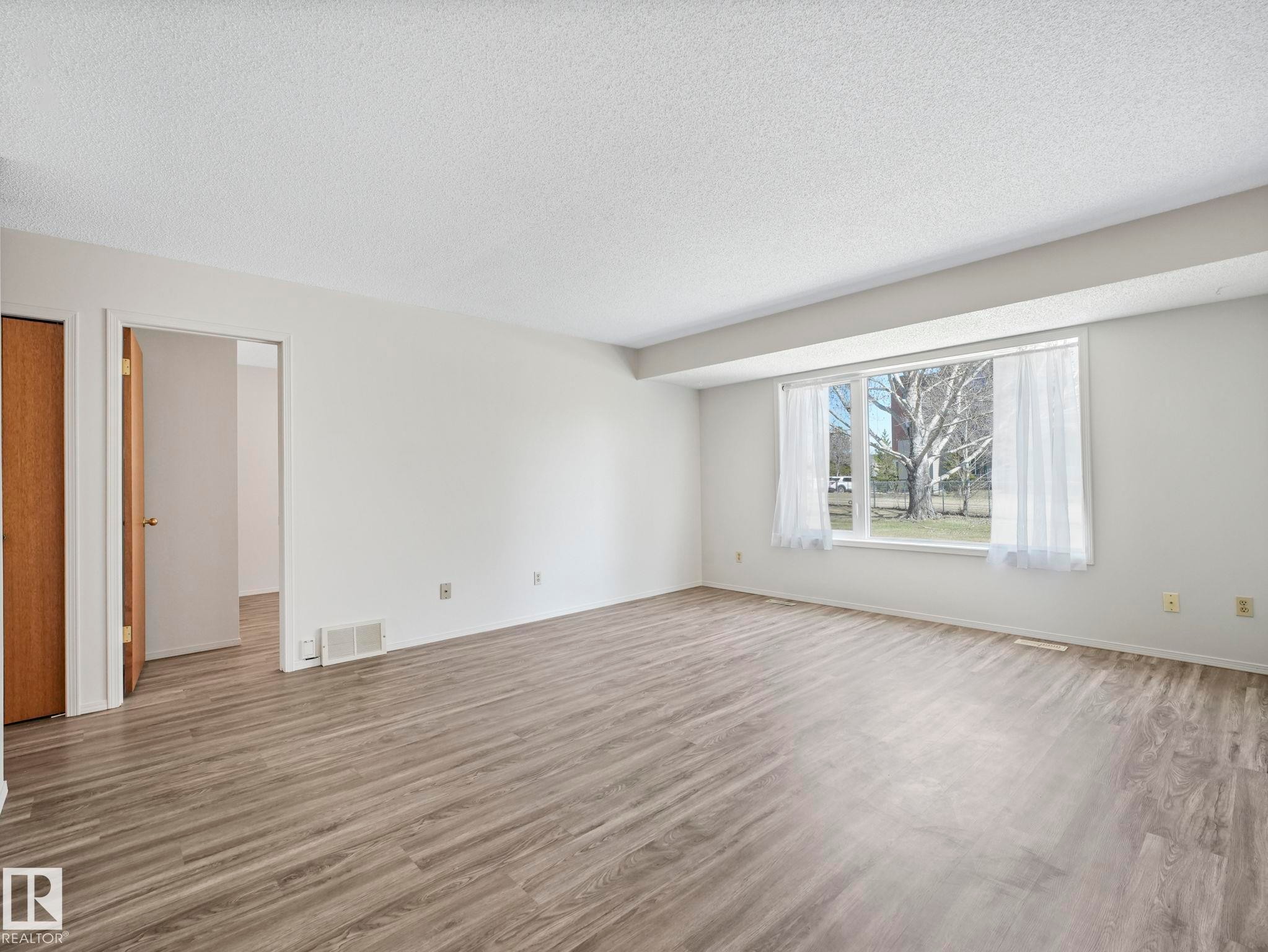 1521 62 Street Nw, Edmonton, AB - Indoor Photo Showing Other Room