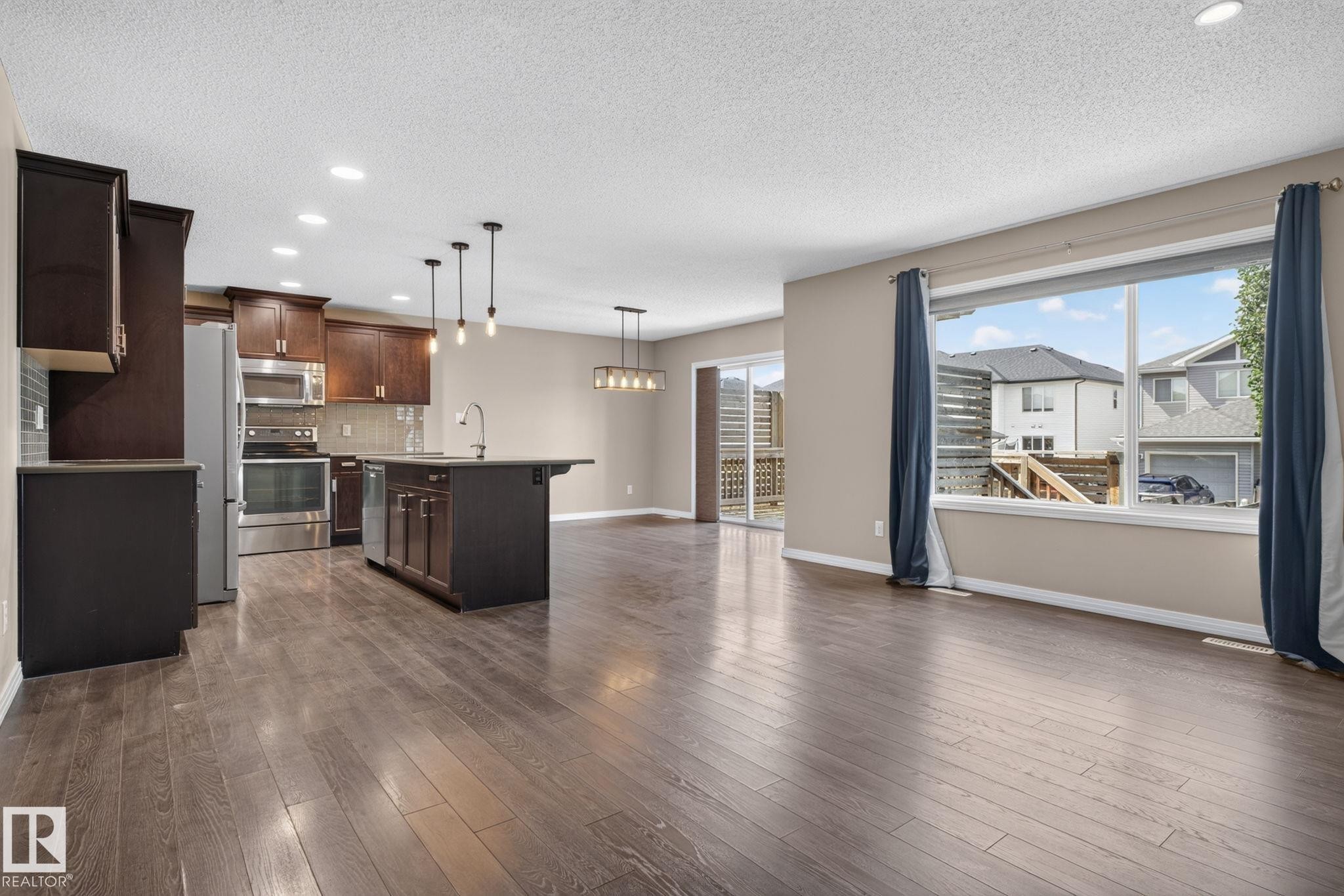 3536 Claxton Crescent Sw, Edmonton, AB - Indoor Photo Showing Kitchen With Upgraded Kitchen