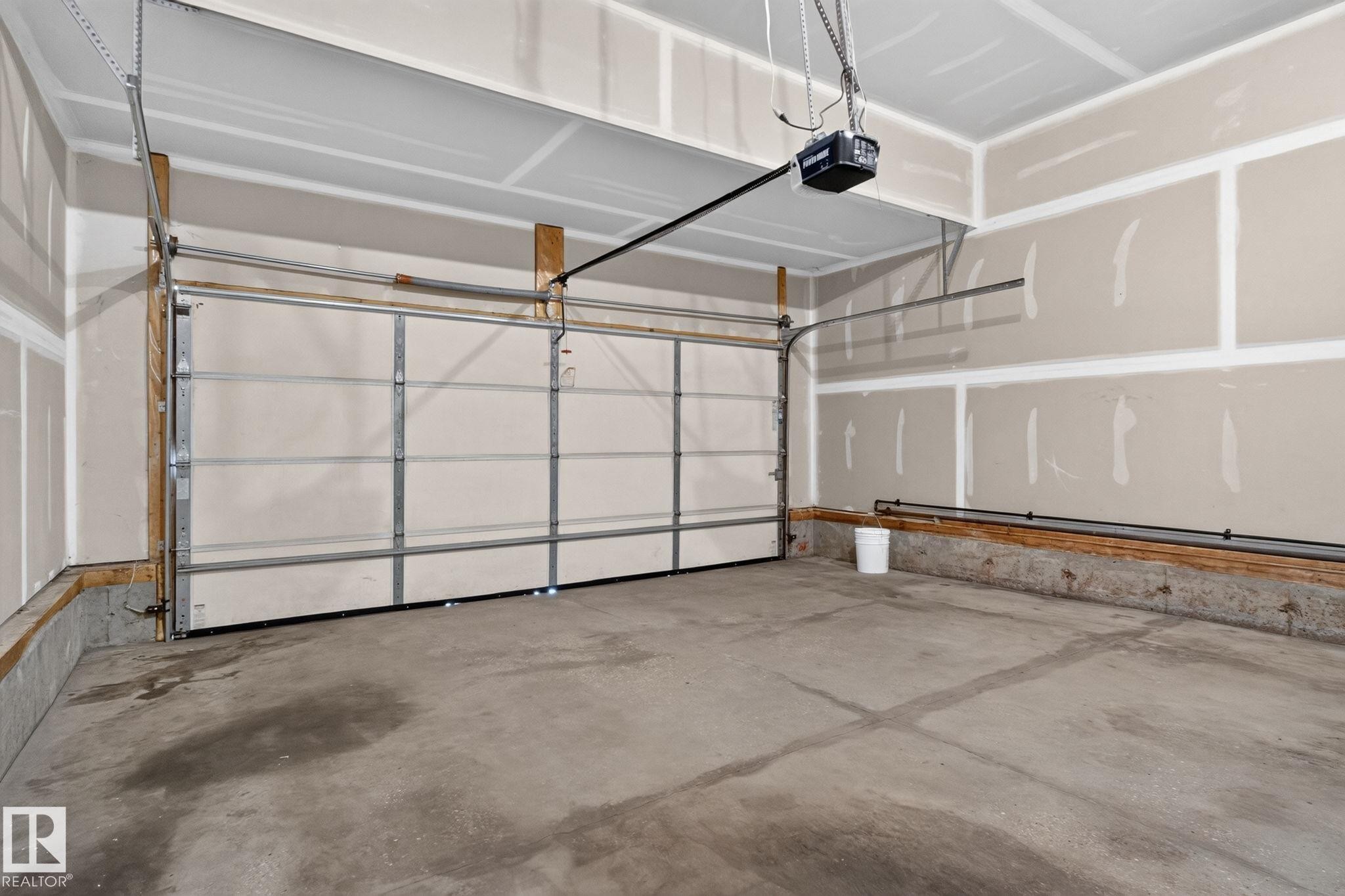 3536 Claxton Crescent Sw, Edmonton, AB - Indoor Photo Showing Garage