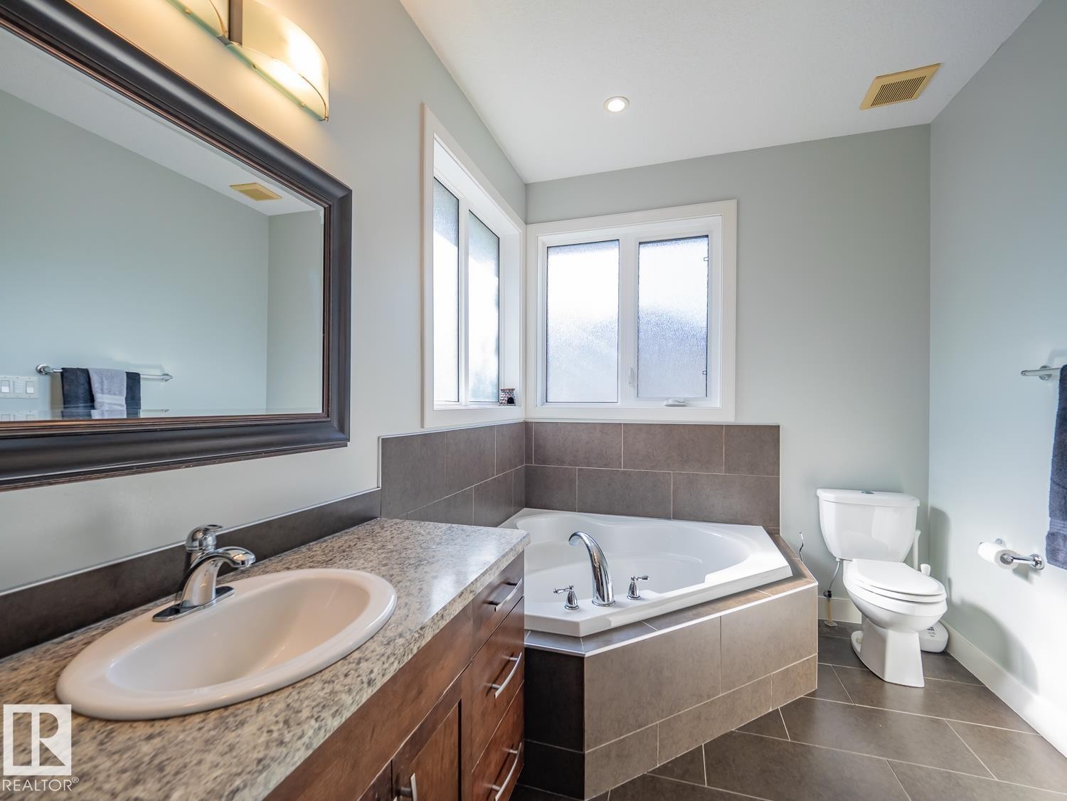 10957 75 Avenue Nw, Edmonton, AB - Indoor Photo Showing Bathroom