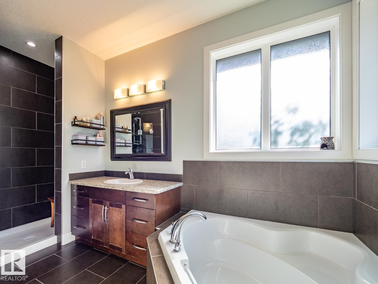 10957 75 Avenue Nw, Edmonton, AB - Indoor Photo Showing Bathroom