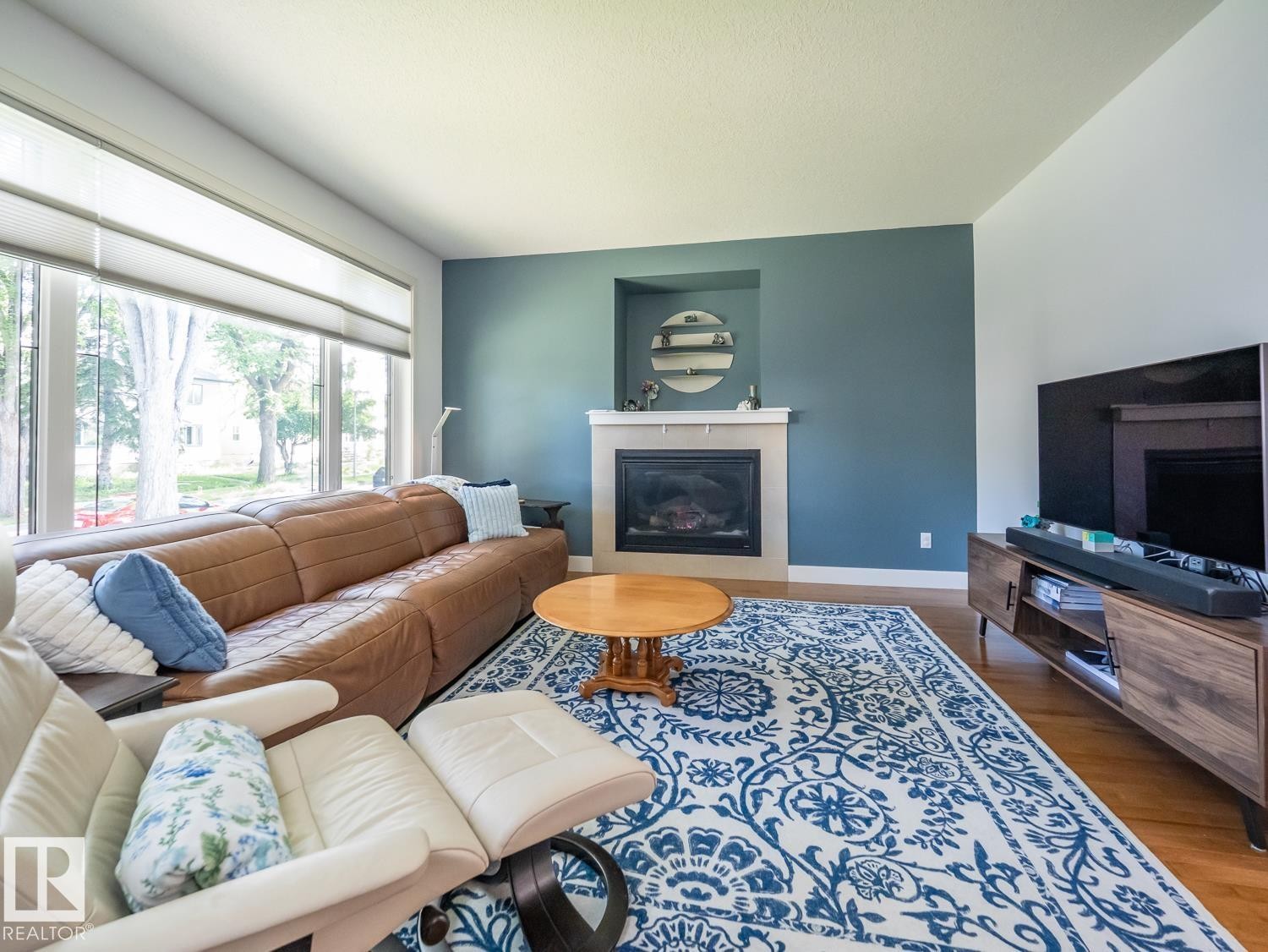 10957 75 Avenue Nw, Edmonton, AB - Indoor Photo Showing Living Room With Fireplace