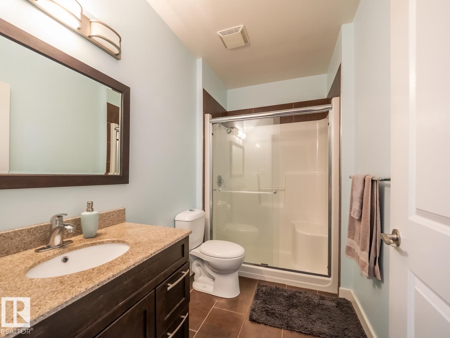 10957 75 Avenue Nw, Edmonton, AB - Indoor Photo Showing Bathroom