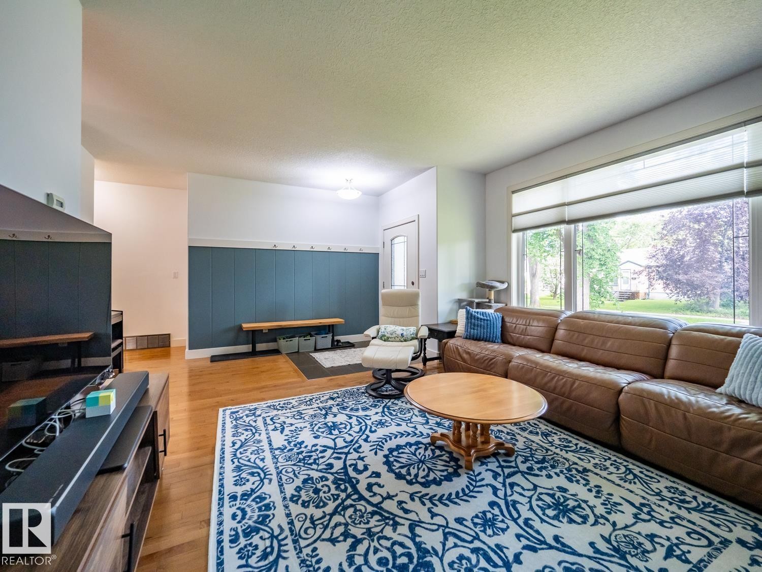 10957 75 Avenue Nw, Edmonton, AB - Indoor Photo Showing Living Room